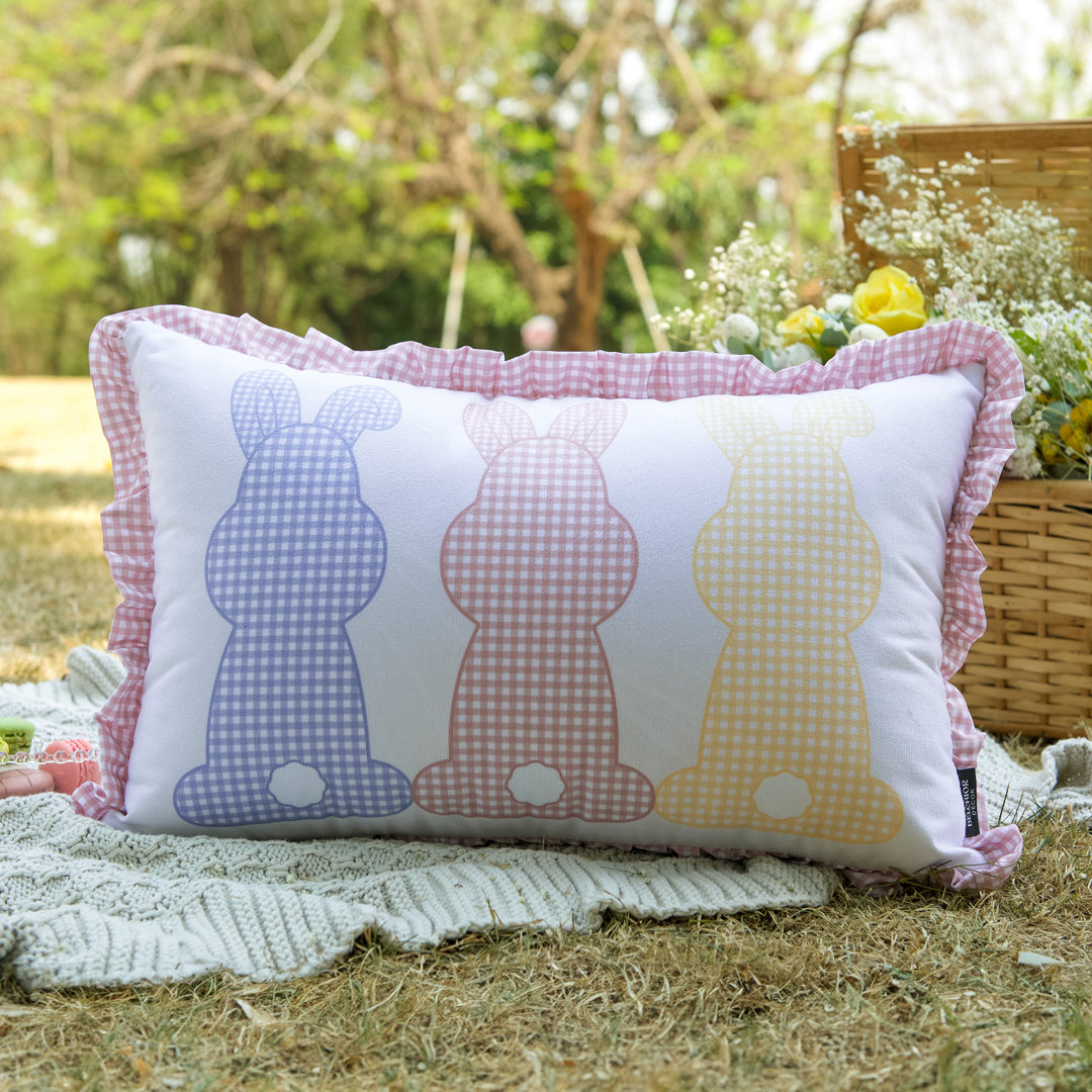 Kit 2 Capas Almofada Aveludada Coelhos Páscoa - com Babado e Cordonê
