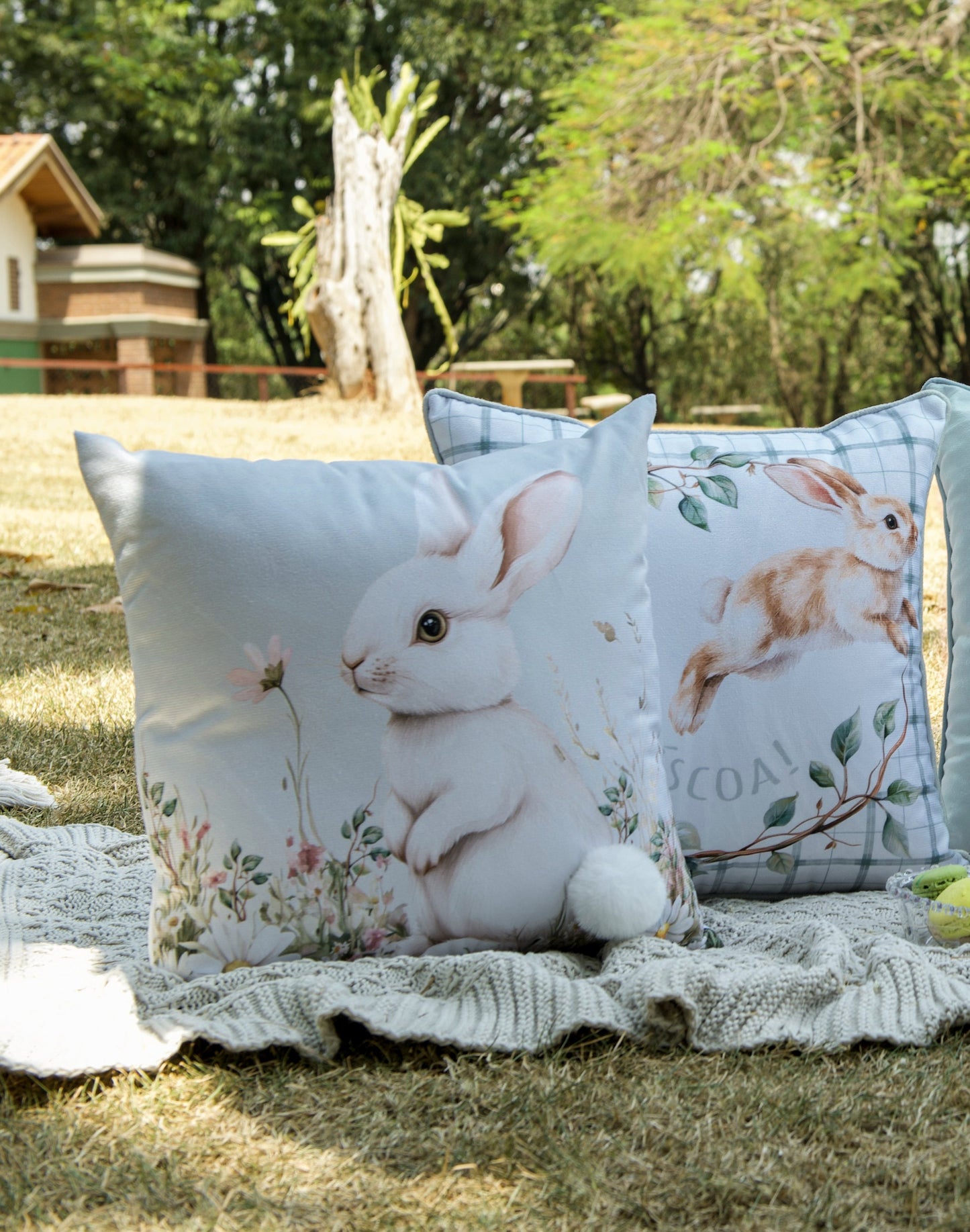 Kit 2 Capas Almofada Aveludada Feliz Páscoa Xadrez c/ Cordonê e Coelho com Pompom