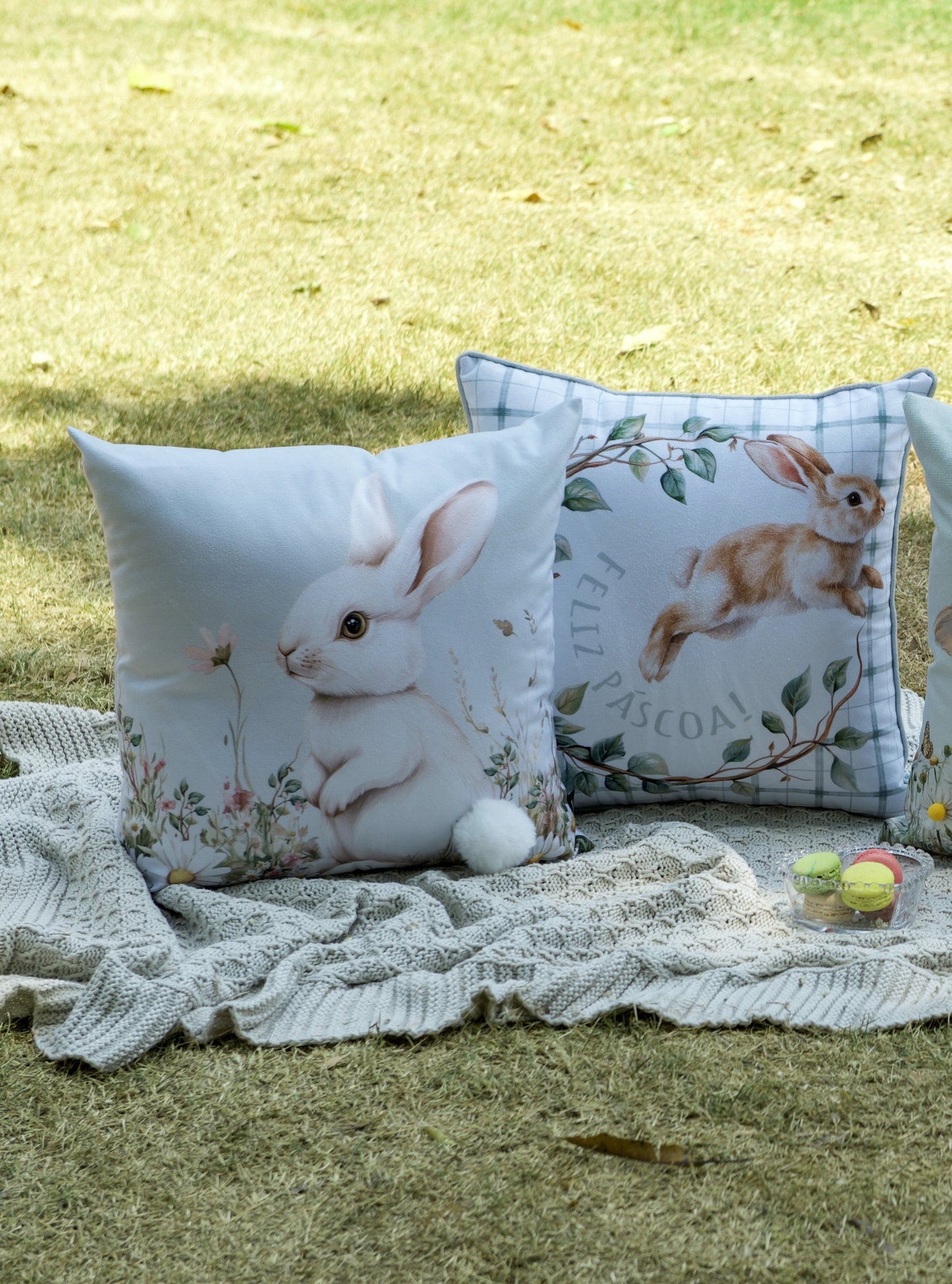 Kit 2 Capas Almofada Aveludada Feliz Páscoa Xadrez c/ Cordonê e Coelho com Pompom