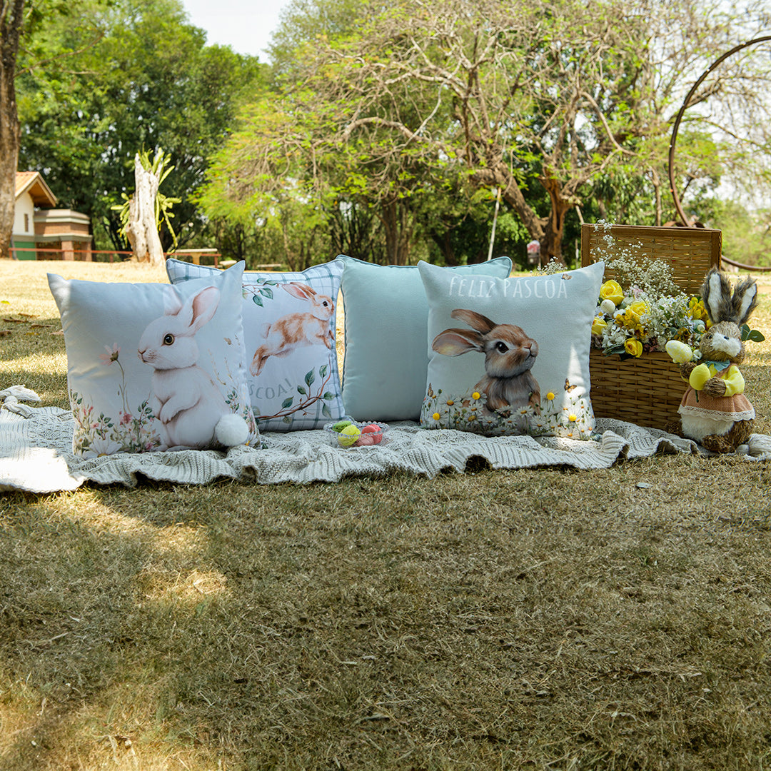 Kit 2 Capas Almofada Aveludada Feliz Páscoa Xadrez c/ Cordonê e Coelho com Pompom