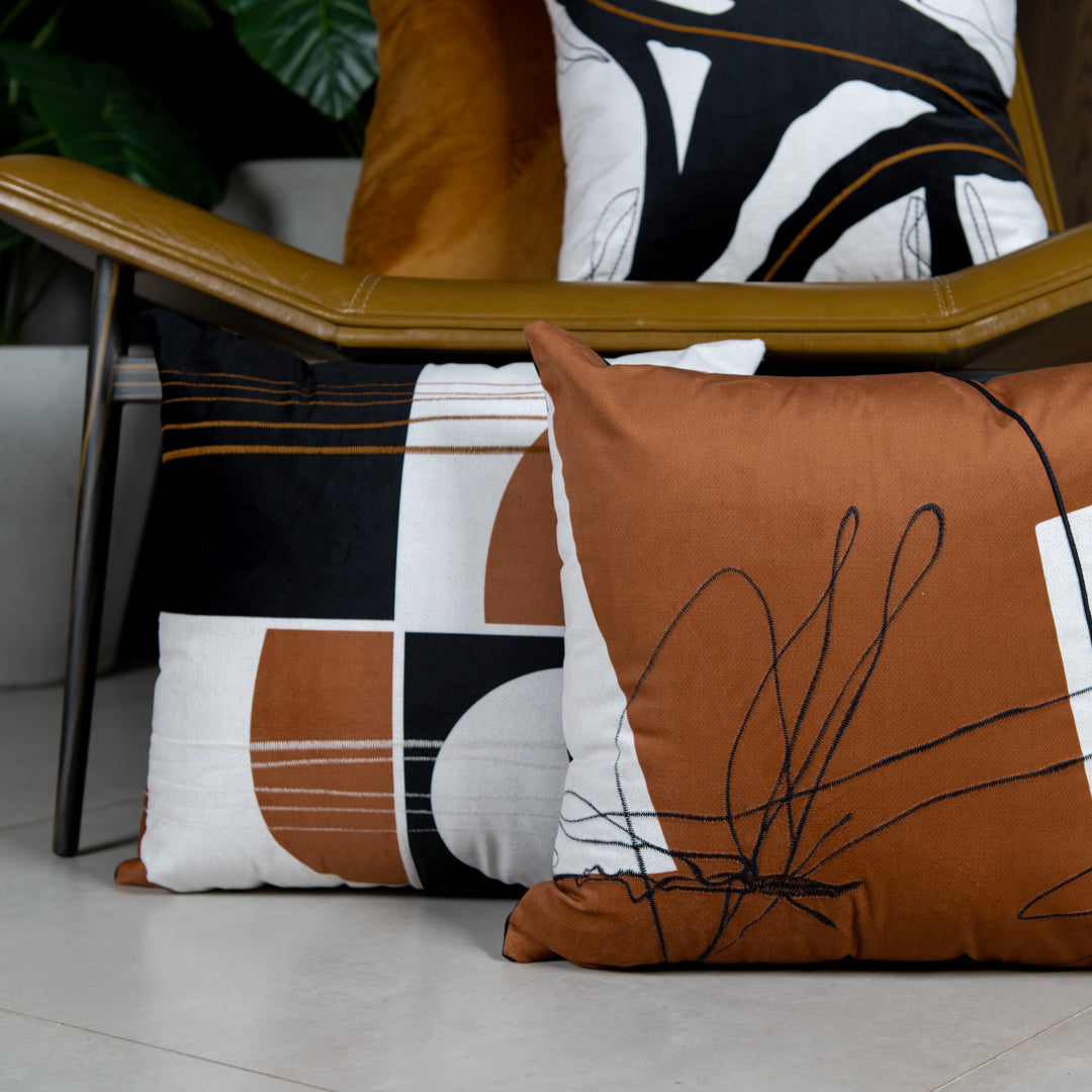 Capa Almofada Veludo Bordada Terracota e Preta 43x43cm