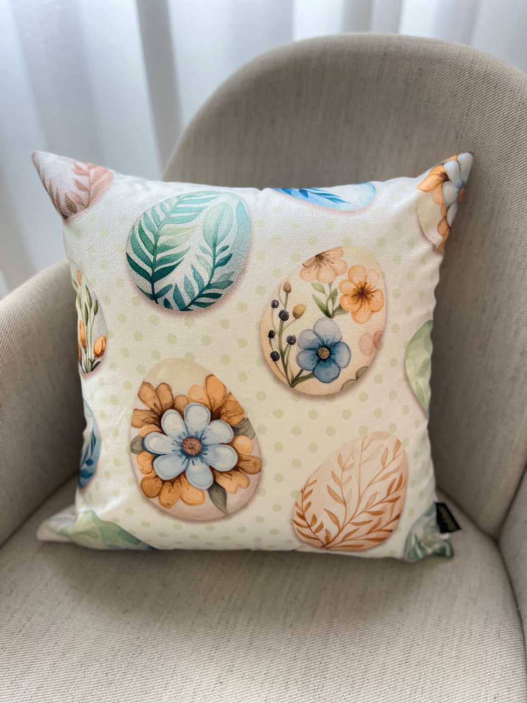 Capa Almofada Aveludada Ovos de Páscoa Flores Poá 43x43cm