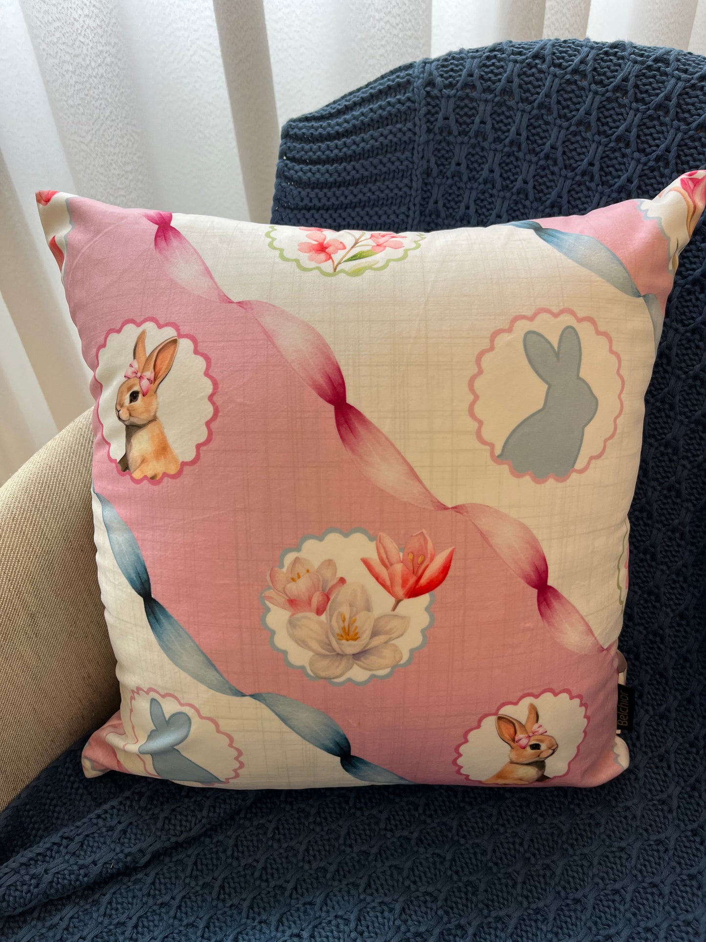 Capa Almofada Veludo Páscoa Coelho Laços Branca 43x43cm