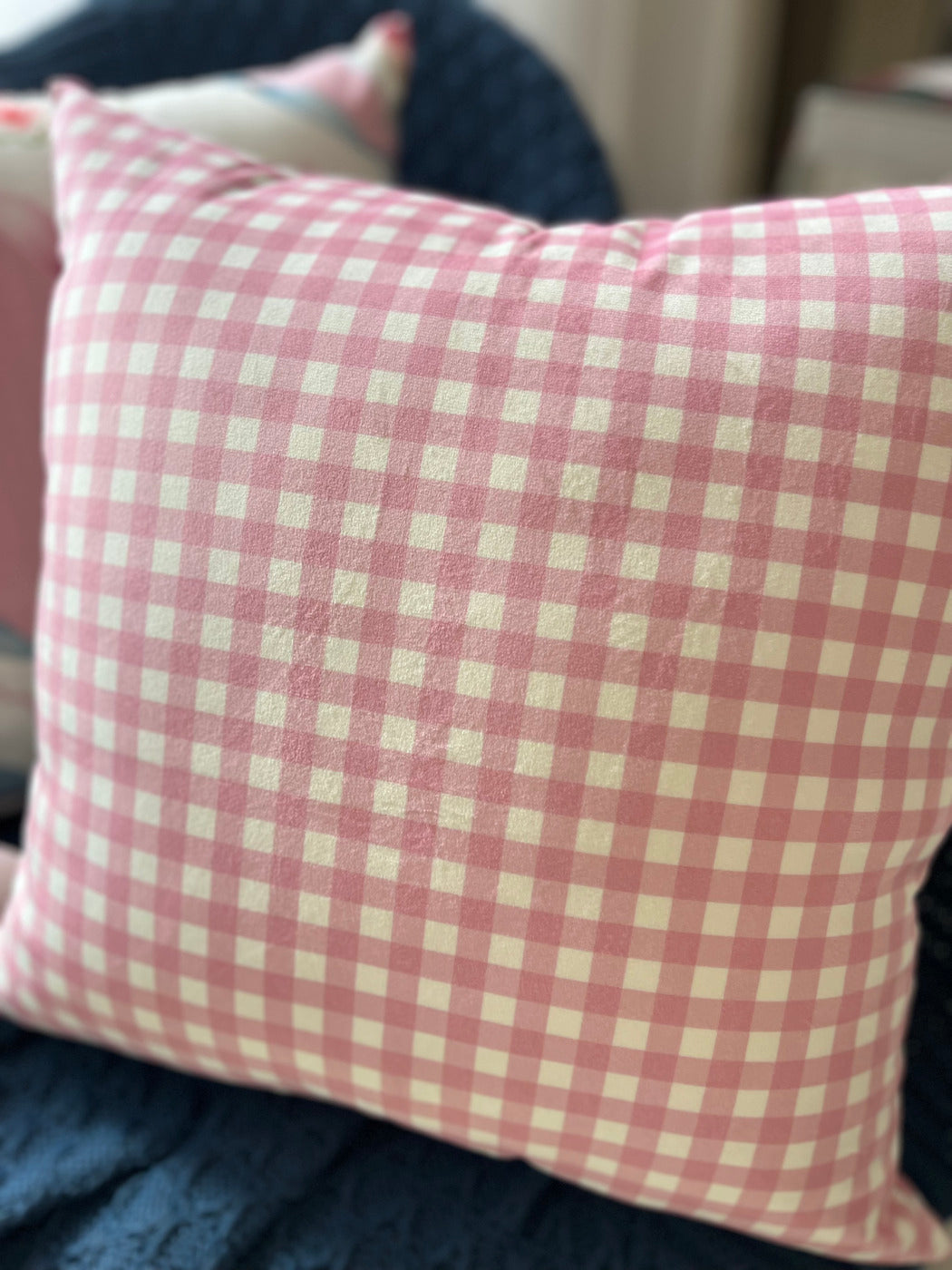 Capa Almofada Veludo Coelho Páscoa Xadrez Rosa 43x43cm