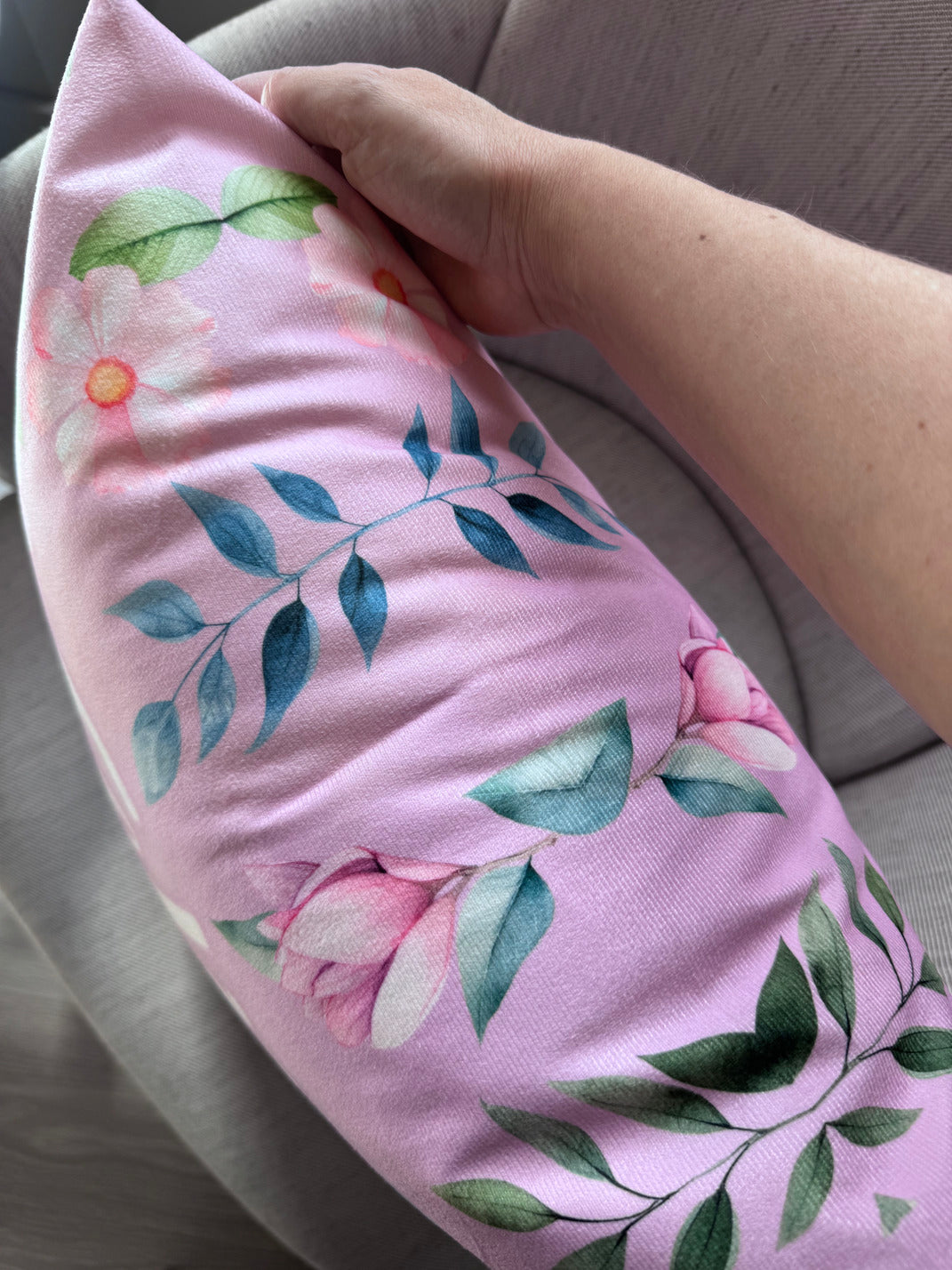 Capa Almofada Aveludada Feliz Páscoa Ovo e Flores 43x43cm