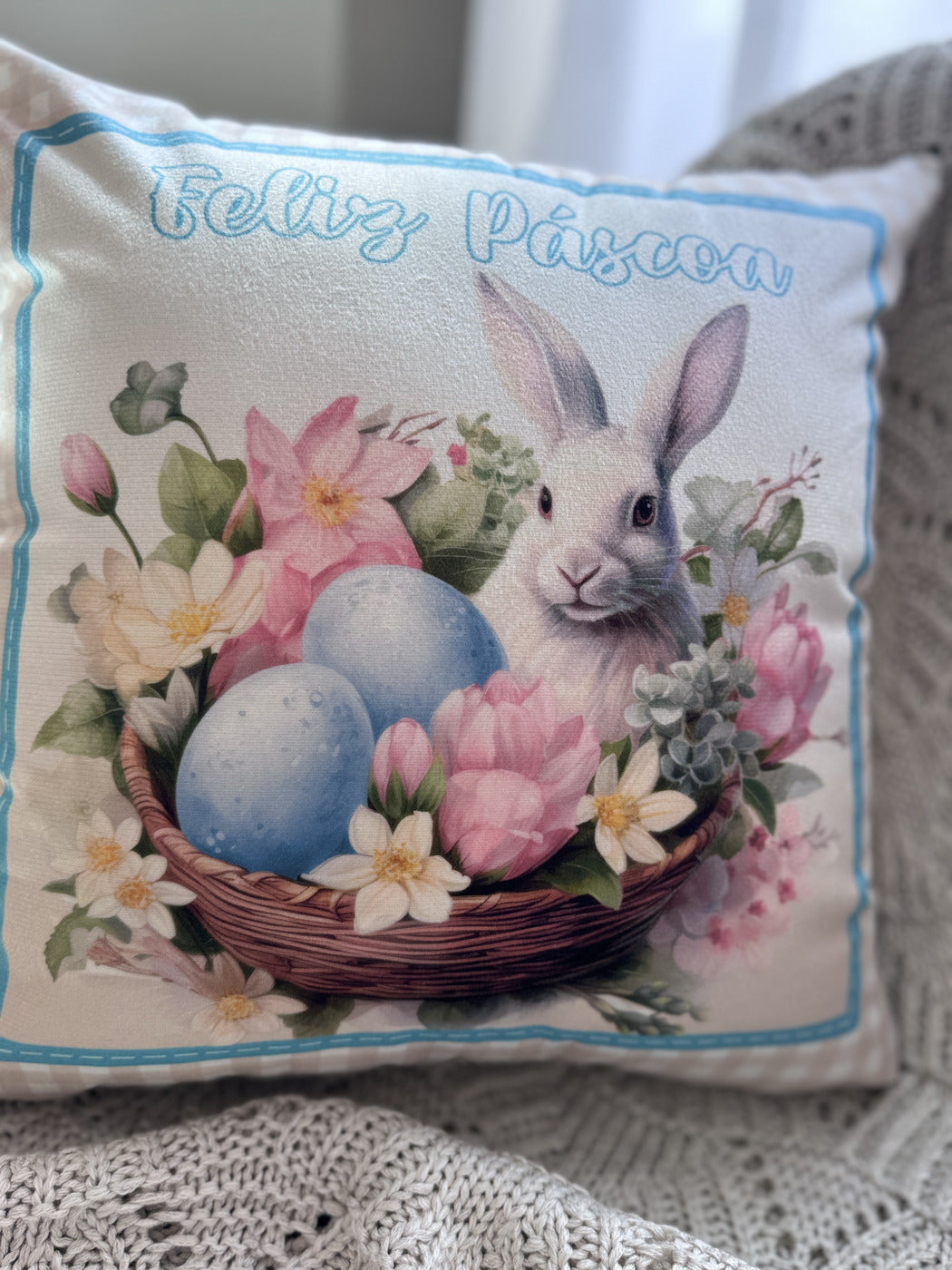 Capa Almofada Aveludada Coelhos Cesta Ovos Páscoa 43x43cm