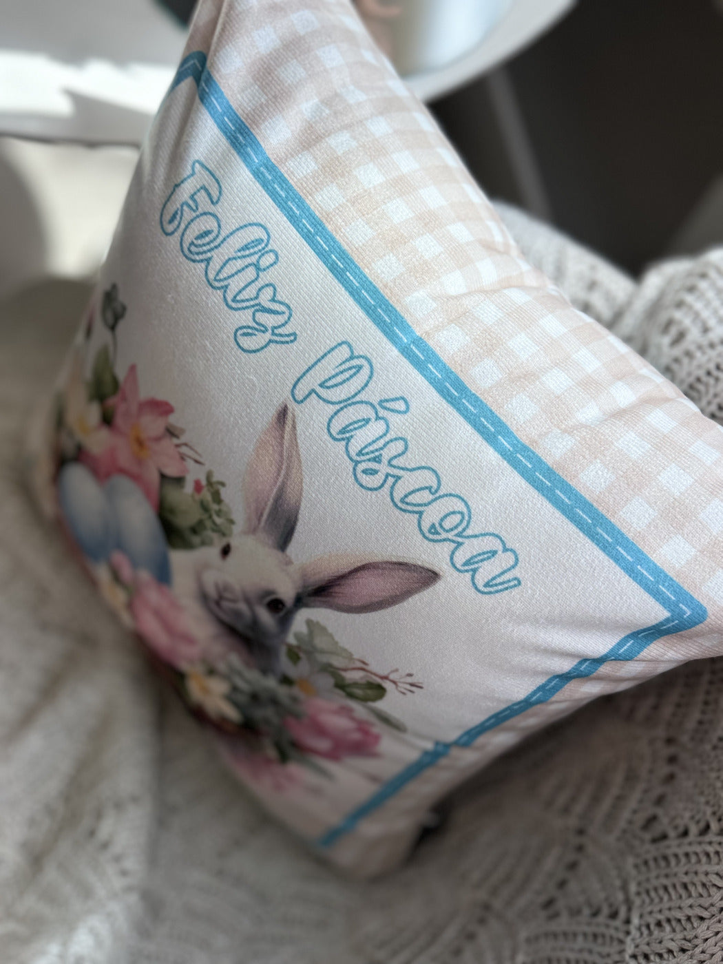 Capa Almofada Aveludada Coelhos Cesta Ovos Páscoa 43x43cm