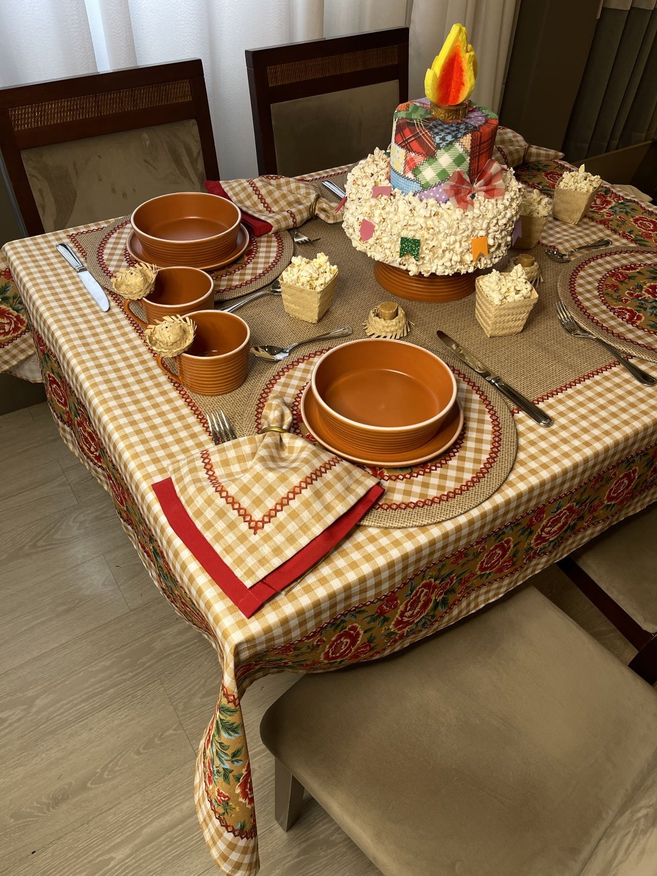 Toalha de Mesa Quadrada São João Xadrex c/ Rosas - 4 Lugares