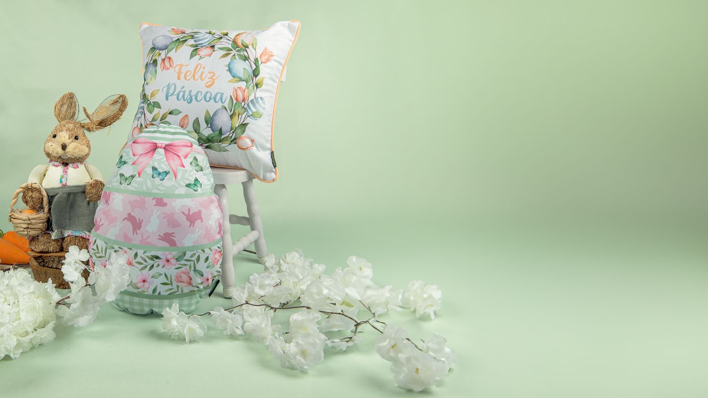 Capa Almofada Aveludada Feliz Páscoa Ovos c/ Cordonê 43x43cm