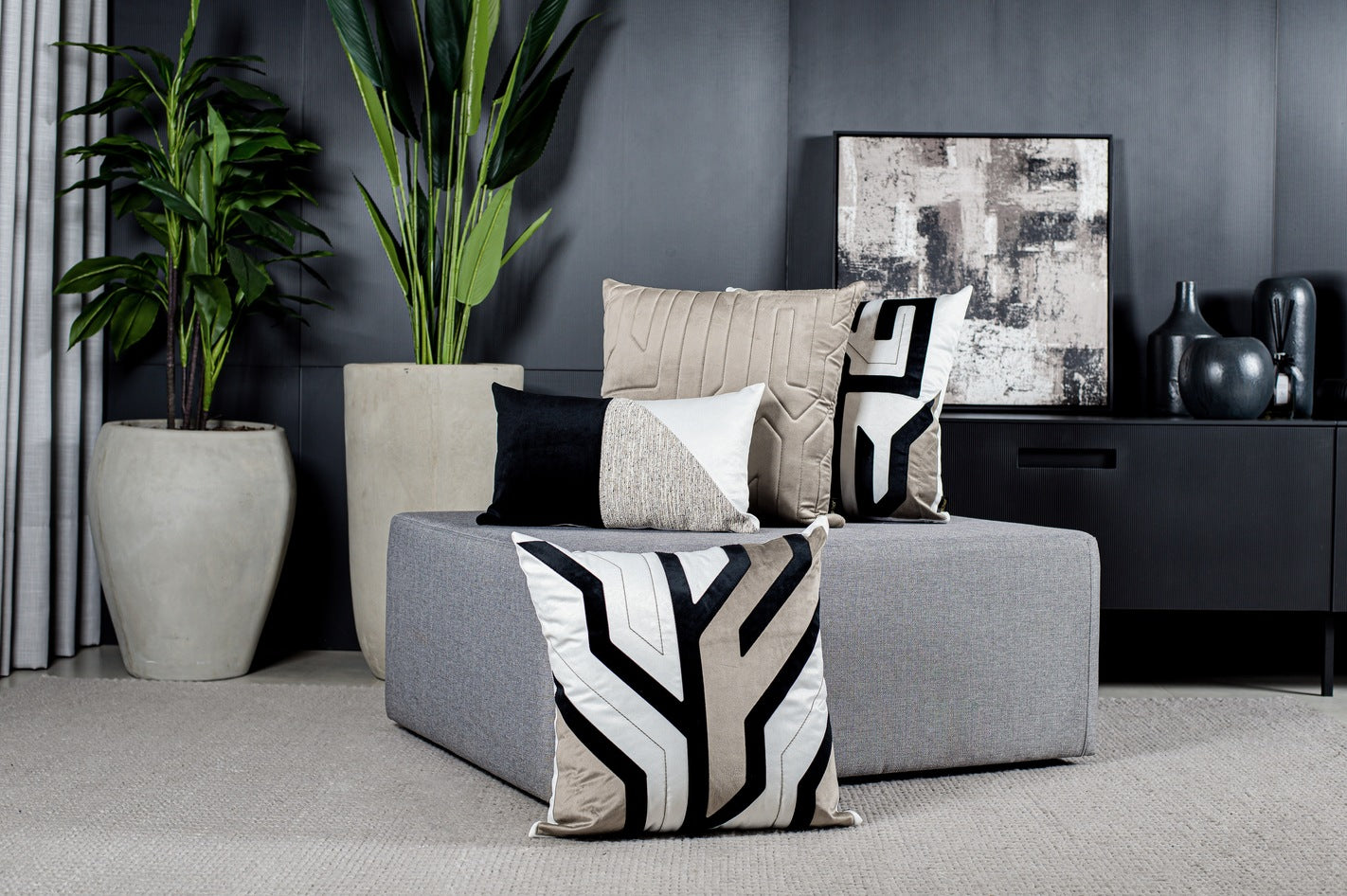 Capa Almofada Bege Veludo com Bordado Efeito 3D 50x50cm