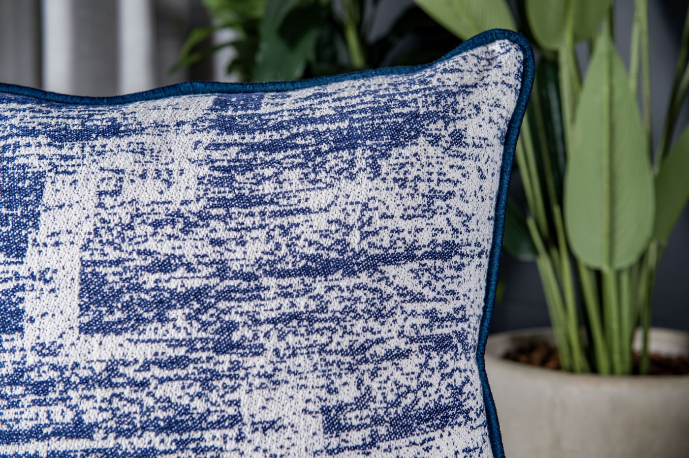 Capa Almofada Azul e Branca Jacquard com Cordonê 50x50cm