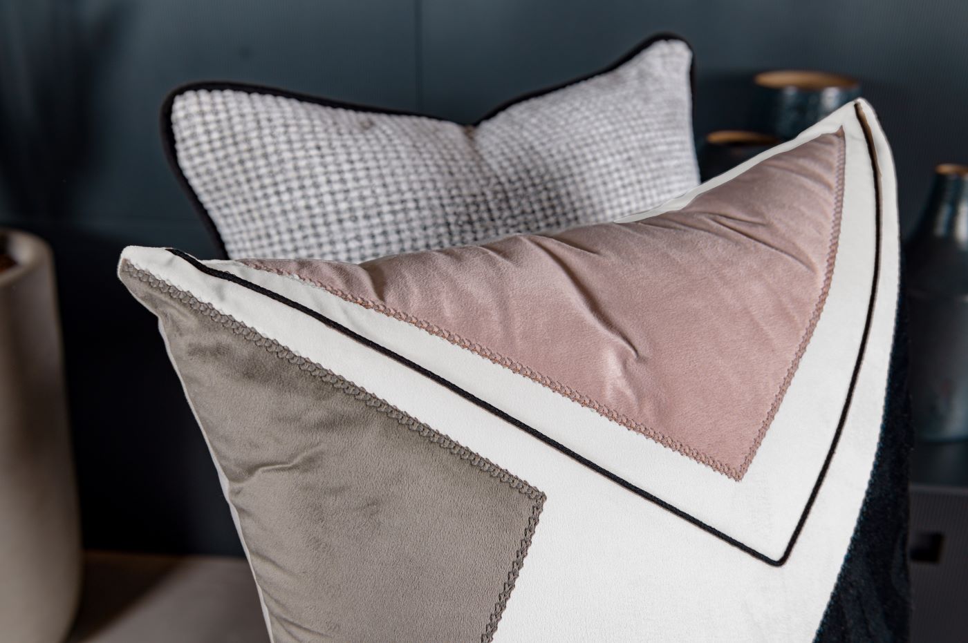 Capa Almofada Preta e Branca Jacquard com Cordonê 50x50cm