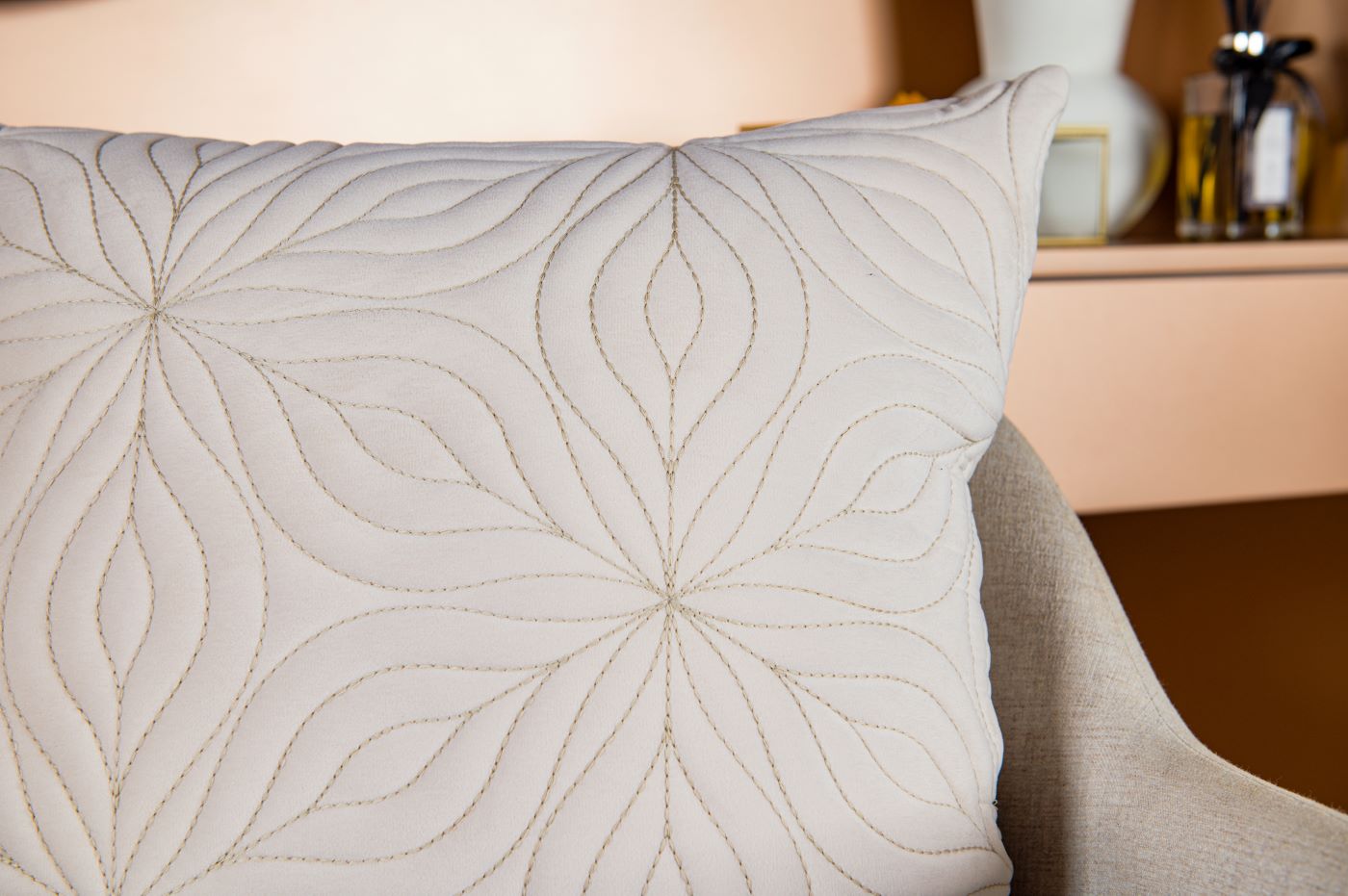 Capa Almofada Veludo Branca Bordado em 3D 50x50cm