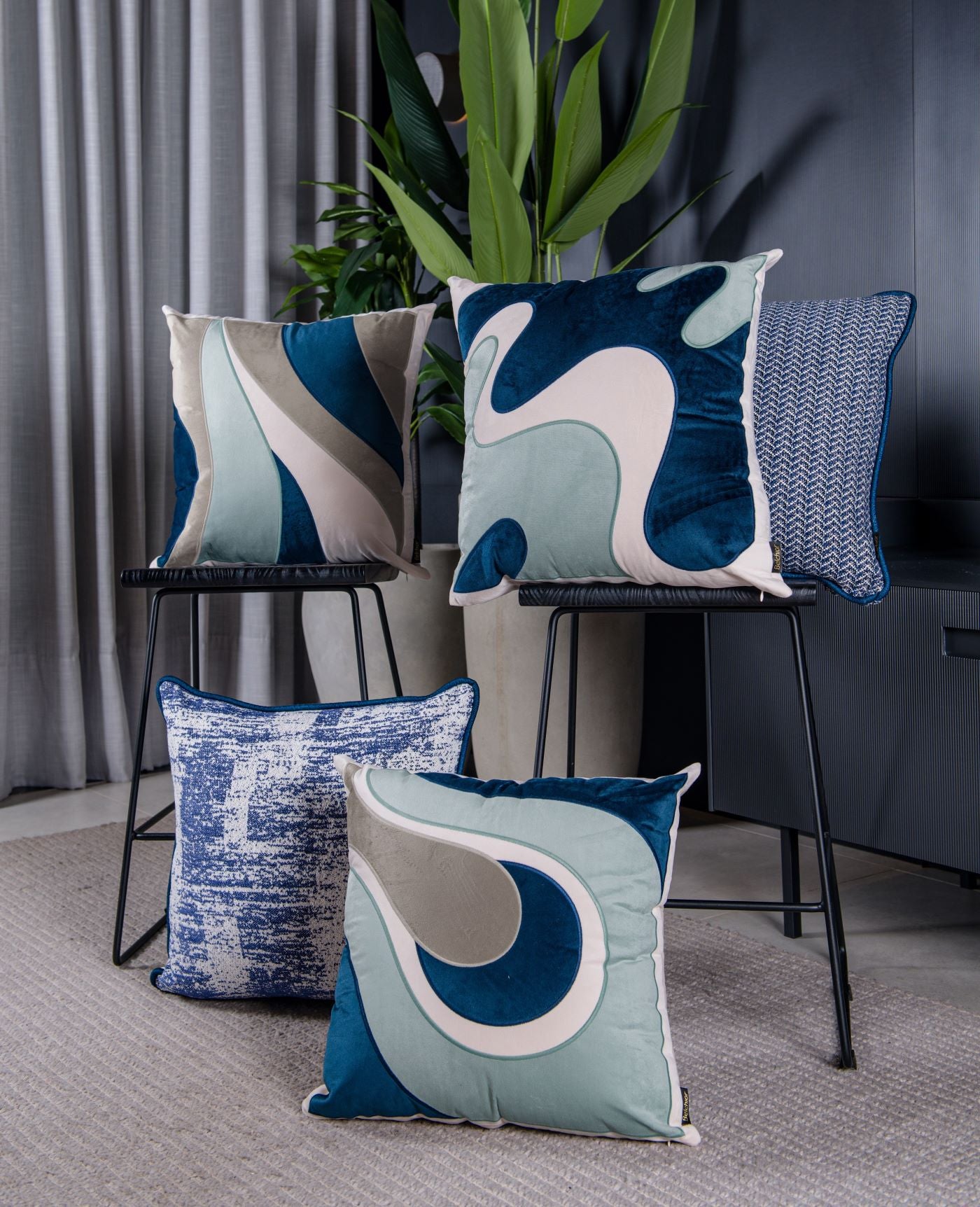 Capa Almofada Veludo Azul e Verde com Bordado 50x50cm