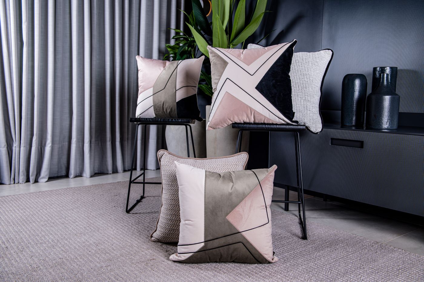 Capa Almofada Veludo Castor Rosê c/ Bordado e Corda 50x50cm