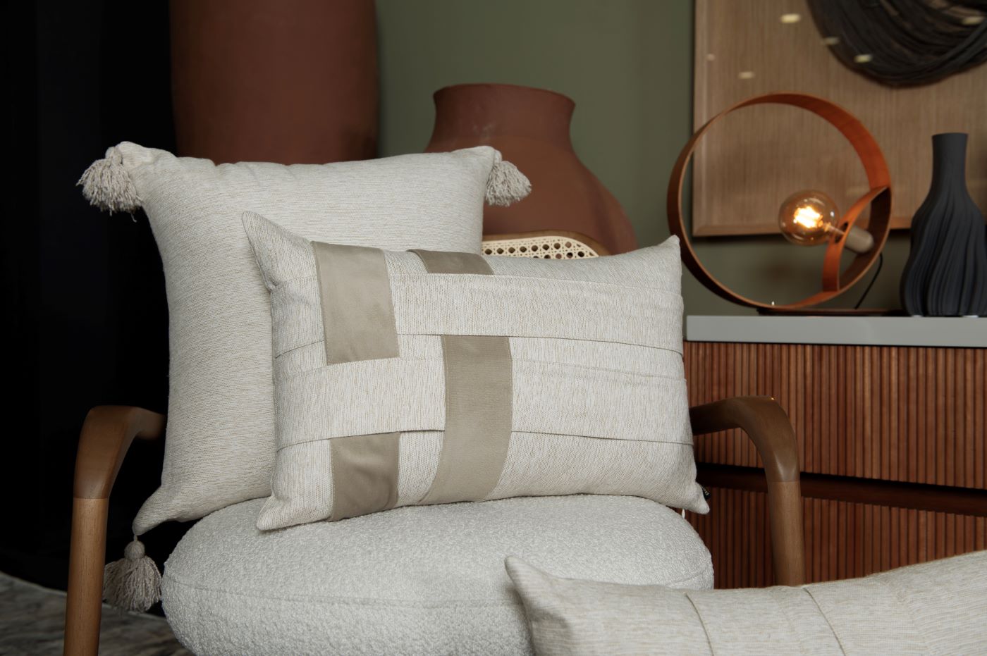 Capa Almofada cor Linho Areia com Pingente Tassel 50x50cm