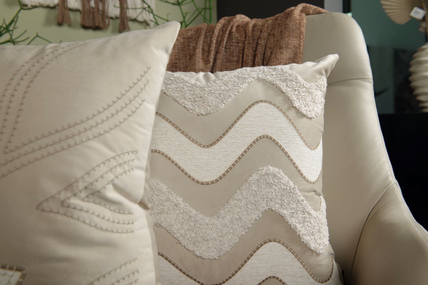 Capa Almofada Aveludada cor Linho Bordado e Fio Boucle 50x50cm