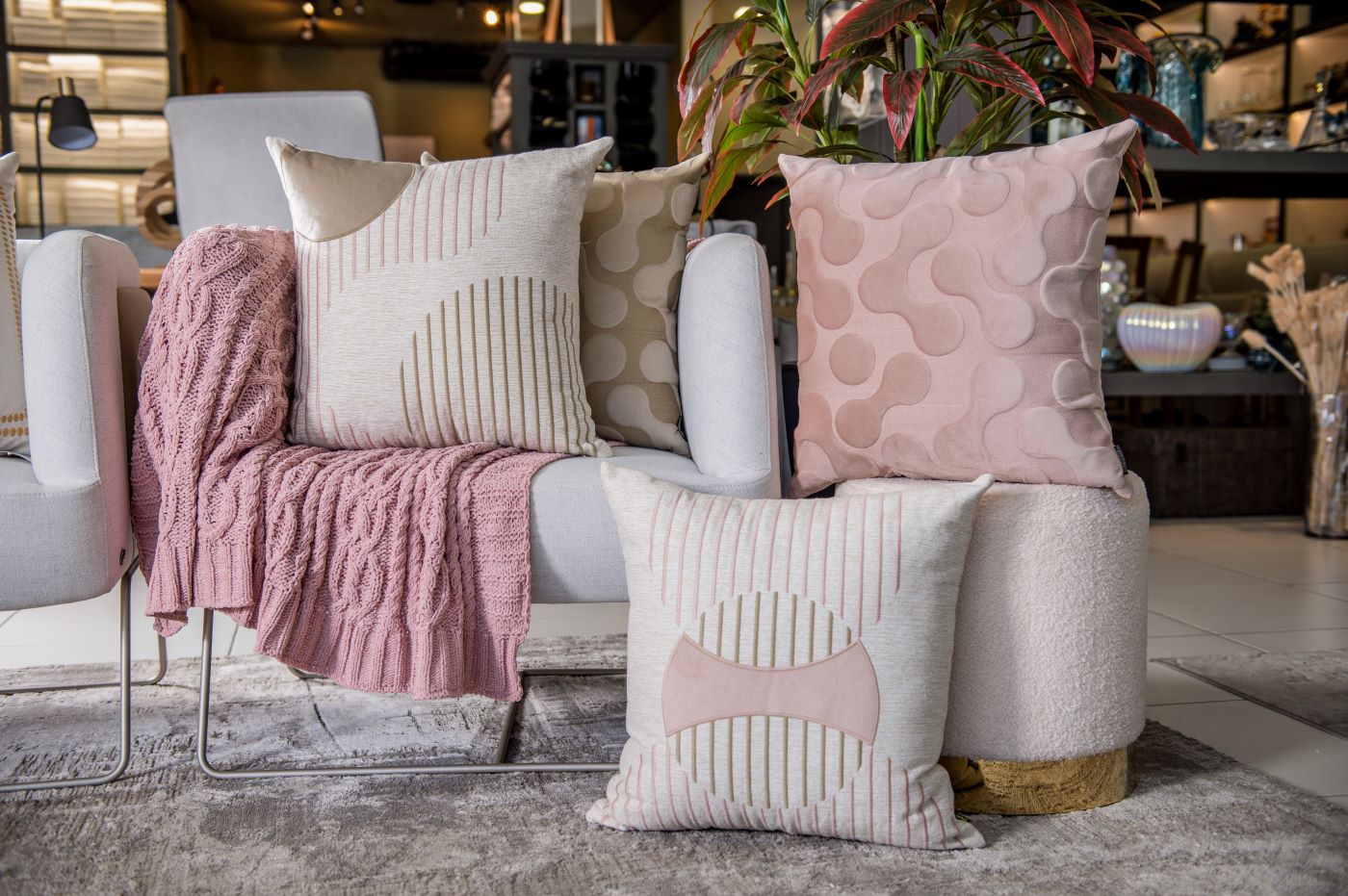 Capa Almofada cor Linho e Veludo Areia/Rosa com Bordado 50x50cm