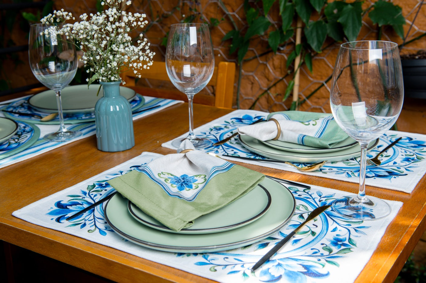 Kit 2 Guardanapos Linho Bordado Flor Azul 40x40 + 2 Argolas