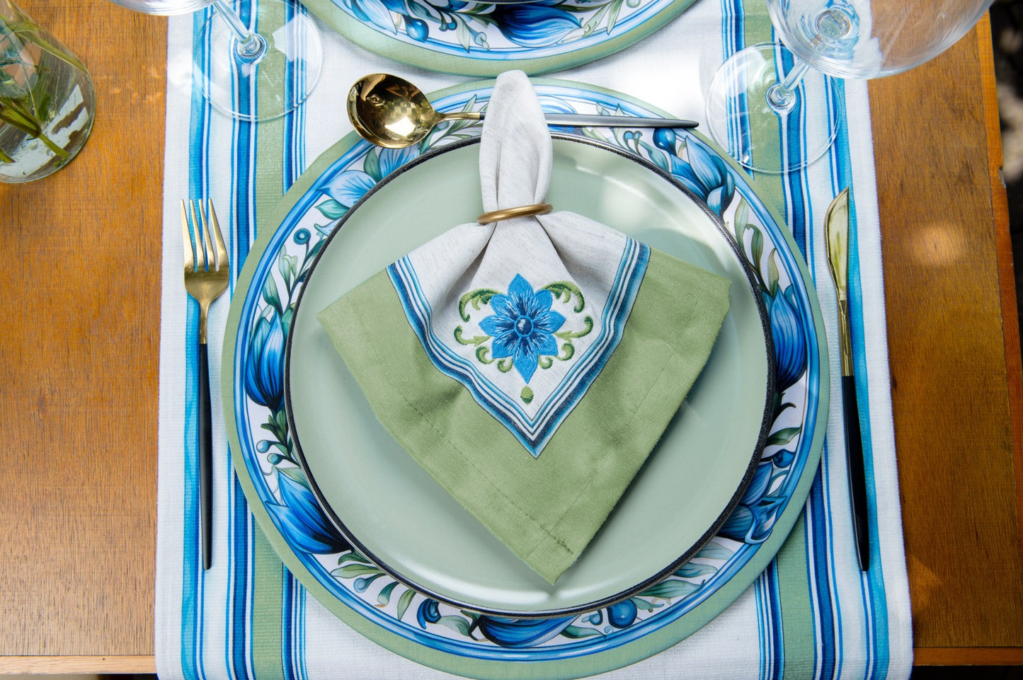 Kit 2 Guardanapos Linho Bordado Flor Azul 40x40 + 2 Argolas