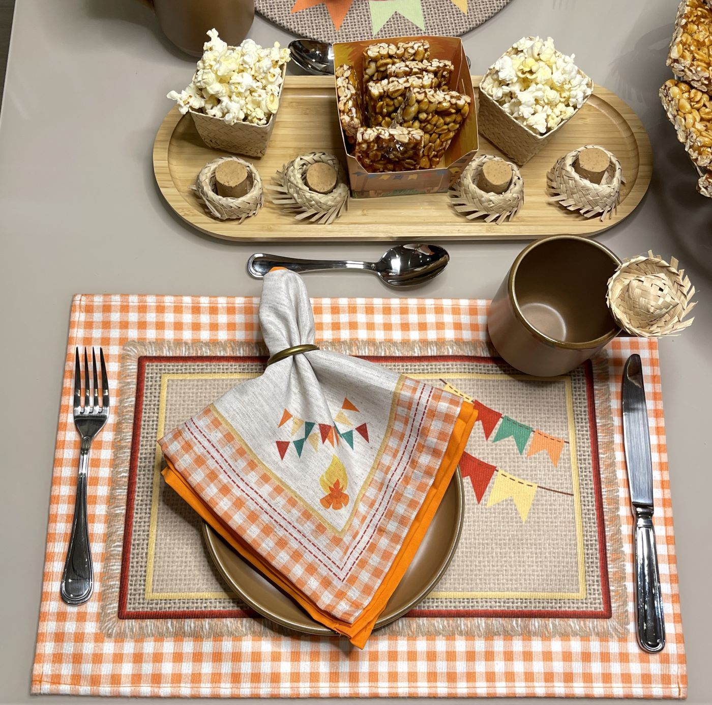 Kit 2 Guardanapos Linho Laranja Liso 43x43 + 2 Argolas