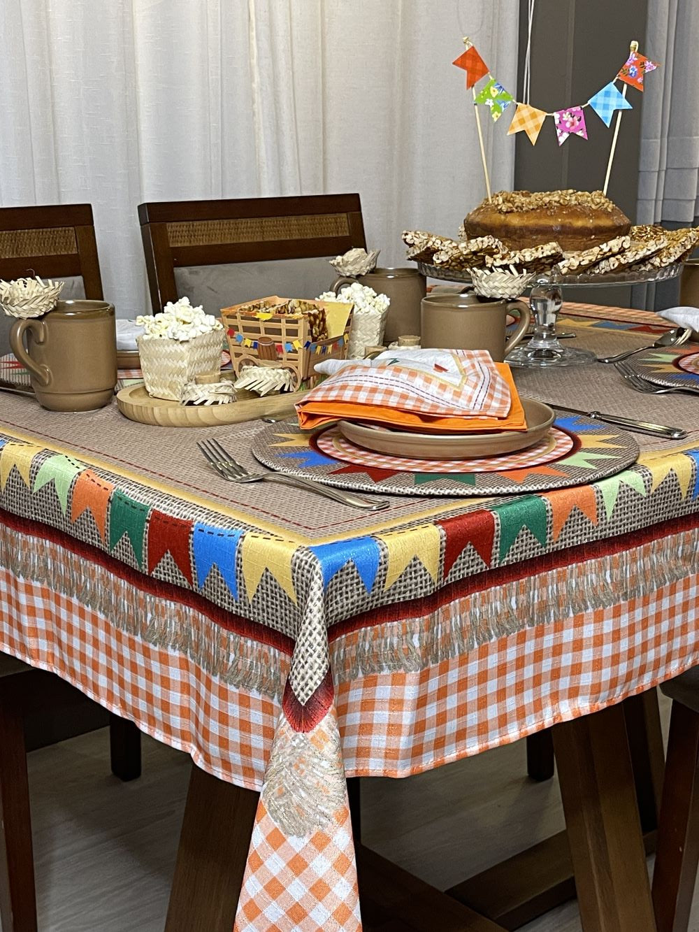Toalha de Mesa Retangular São João Xadrex c/ Bandeirolas - 8 Lugares
