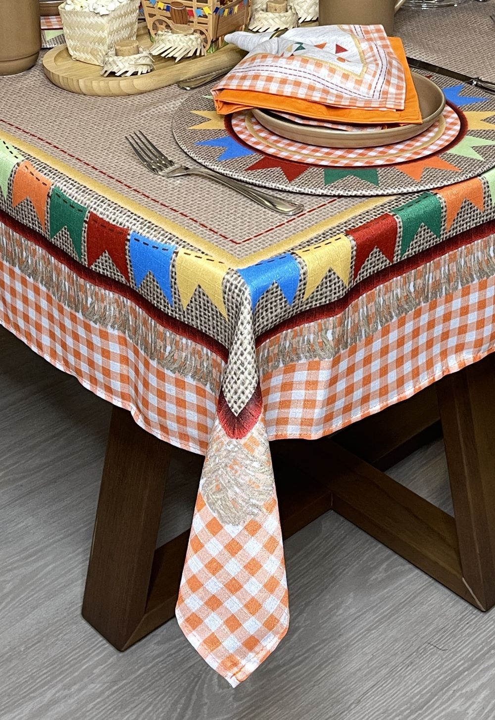 Toalha de Mesa Retangular São João Xadrex c/ Bandeirolas - 8 Lugares