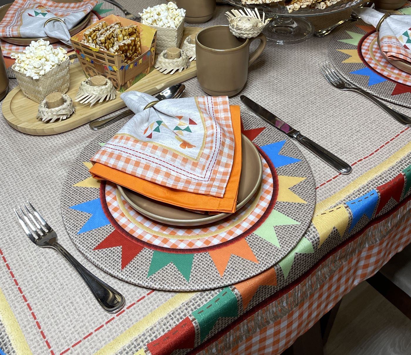 Toalha de Mesa Retangular São João Xadrex c/ Bandeirolas - 8 Lugares
