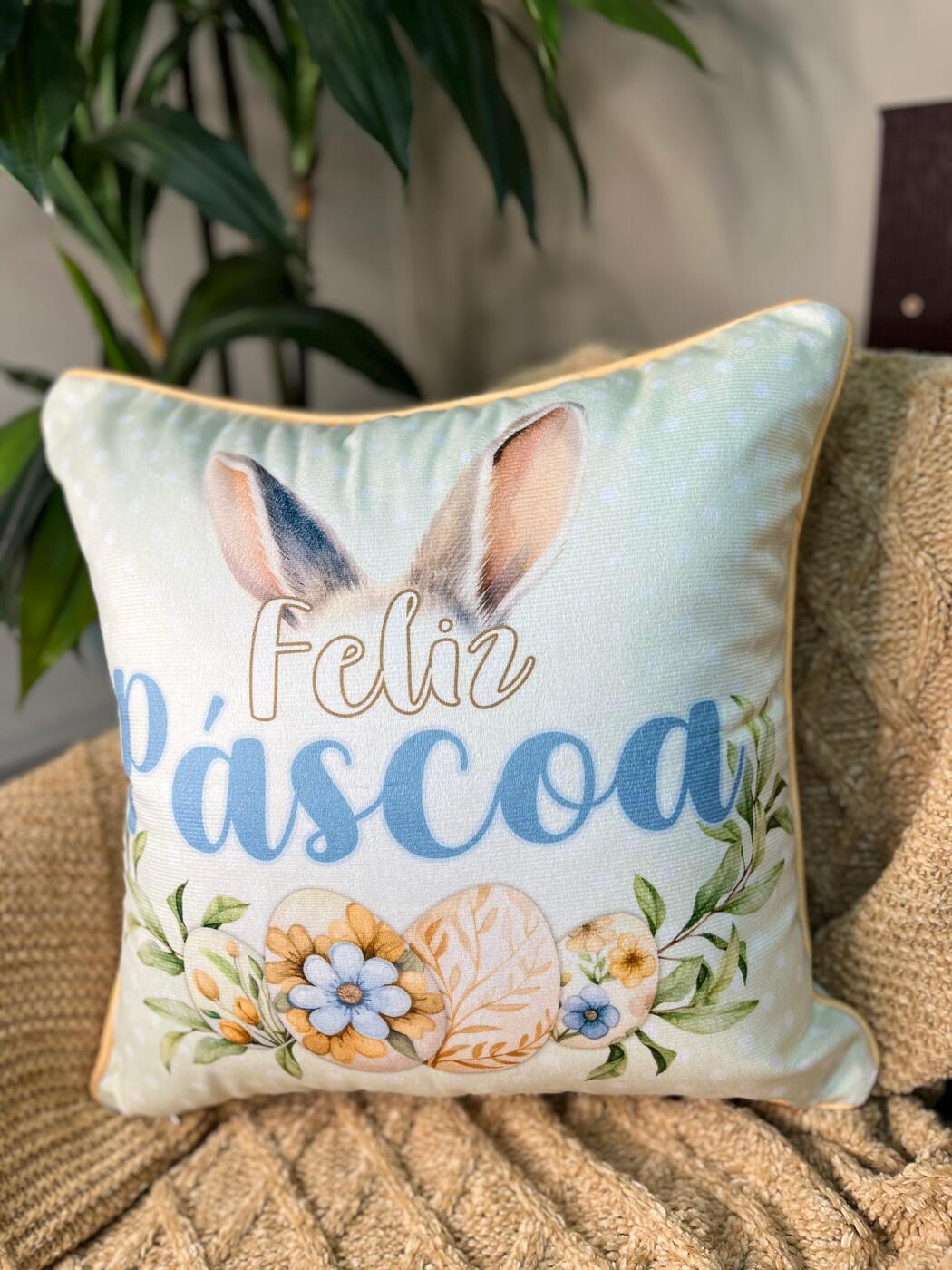 Capa Almofada Aveludada Coelho Ovo Páscoa c/ Cordonê 43x43cm
