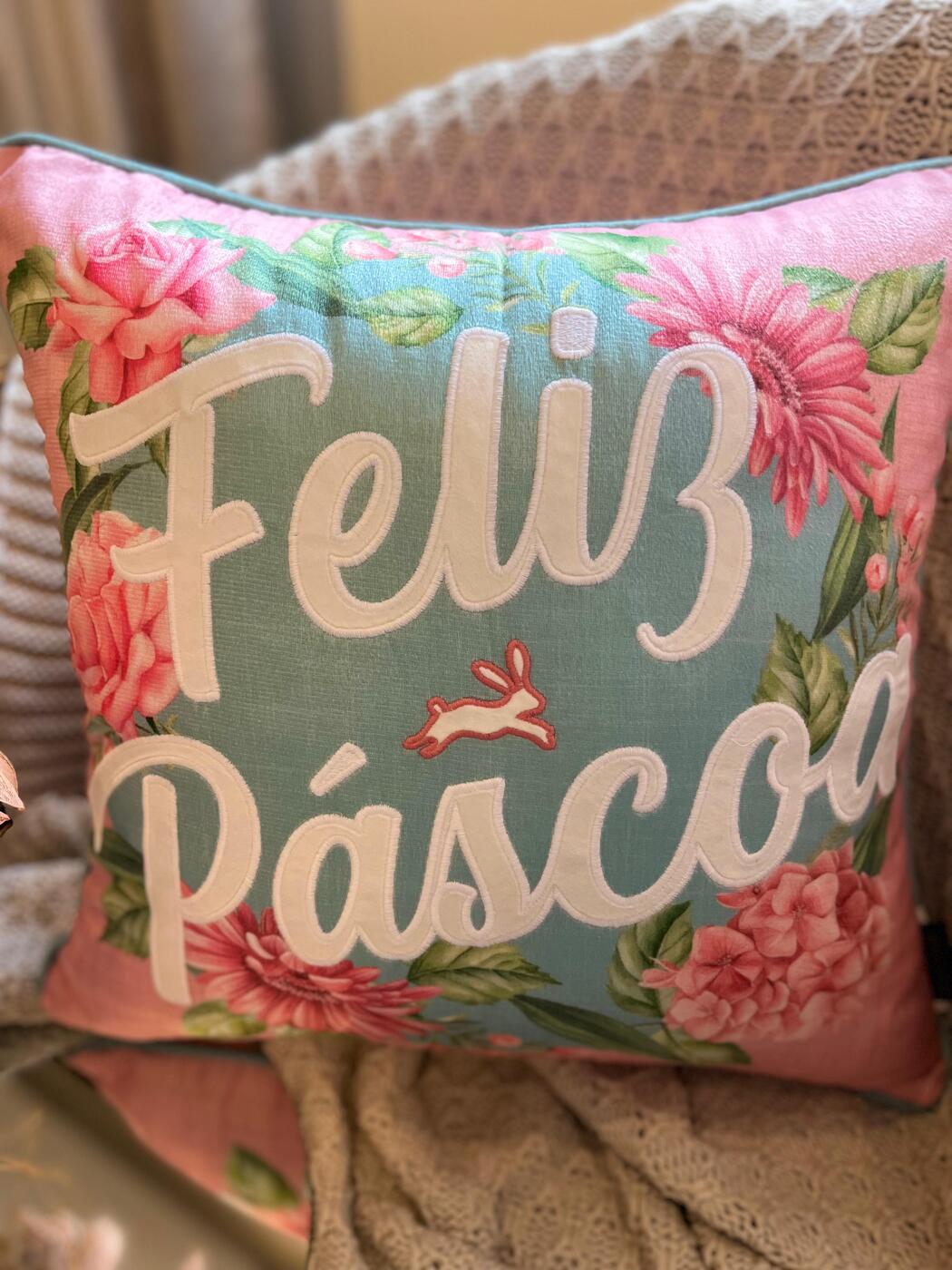 Capa Almofada Aveludada Bordada Rosa Feliz Páscoa 43x43cm
