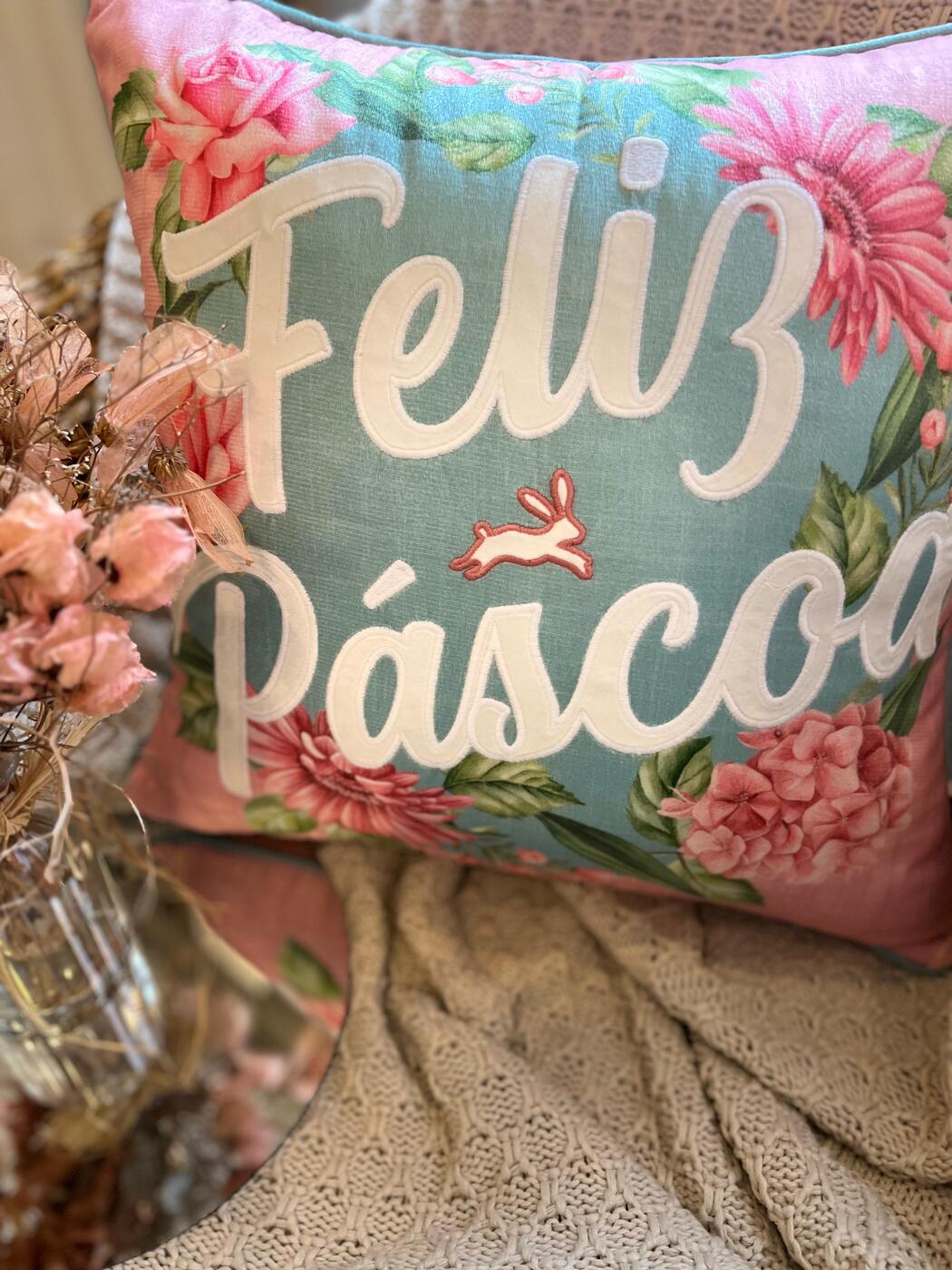 Capa Almofada Aveludada Bordada Rosa Feliz Páscoa 43x43cm