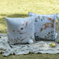 Kit 2 Capas Almofada Aveludada Feliz Páscoa Xadrez c/ Cordonê e Coelho com Pompom