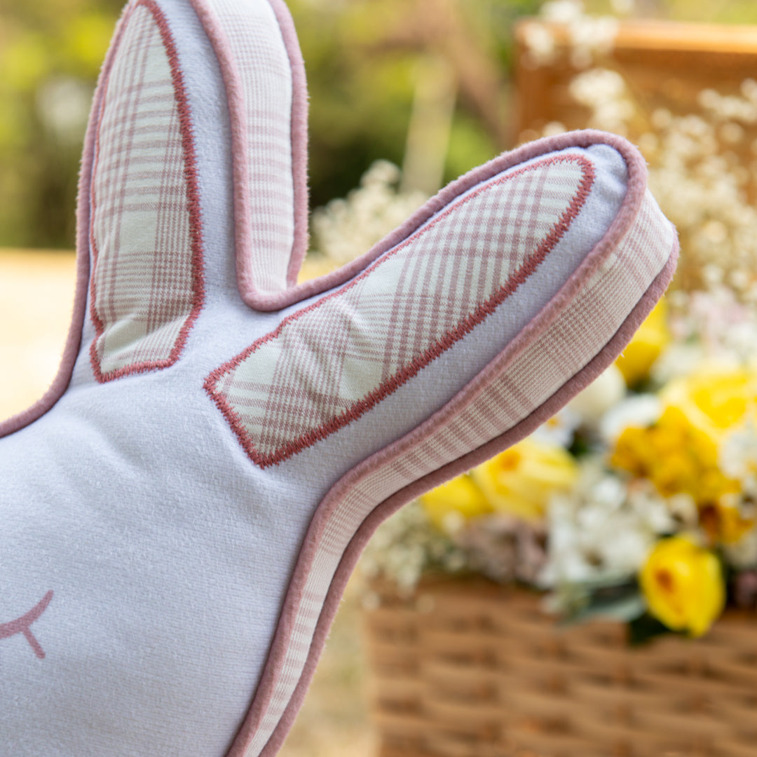 Almofada Coelho da Páscoa Rosa com Cordonê / Bordado e Pompom 30x48cm