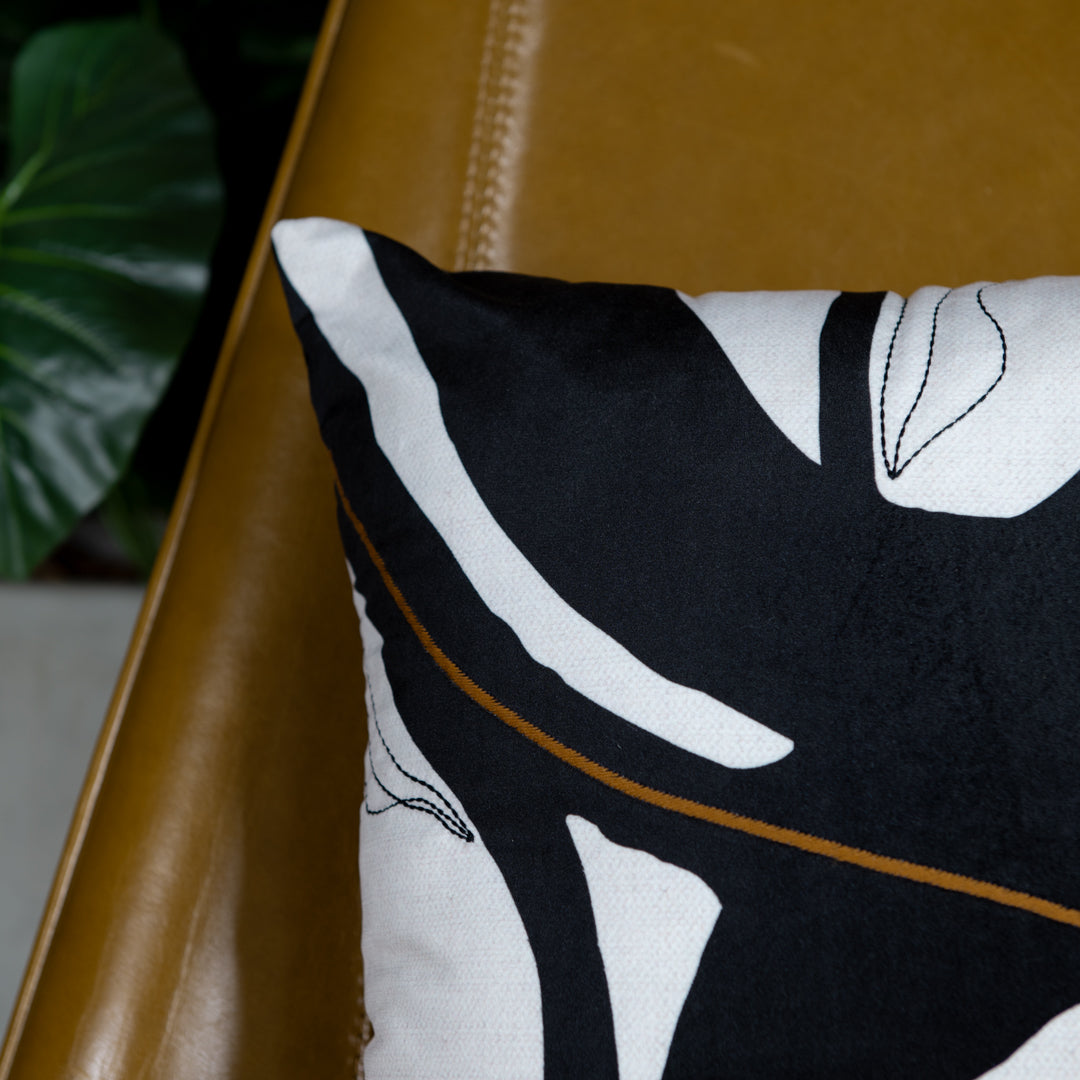 Capa Almofada Veludo Bordada Preta e Branca 43x43cm