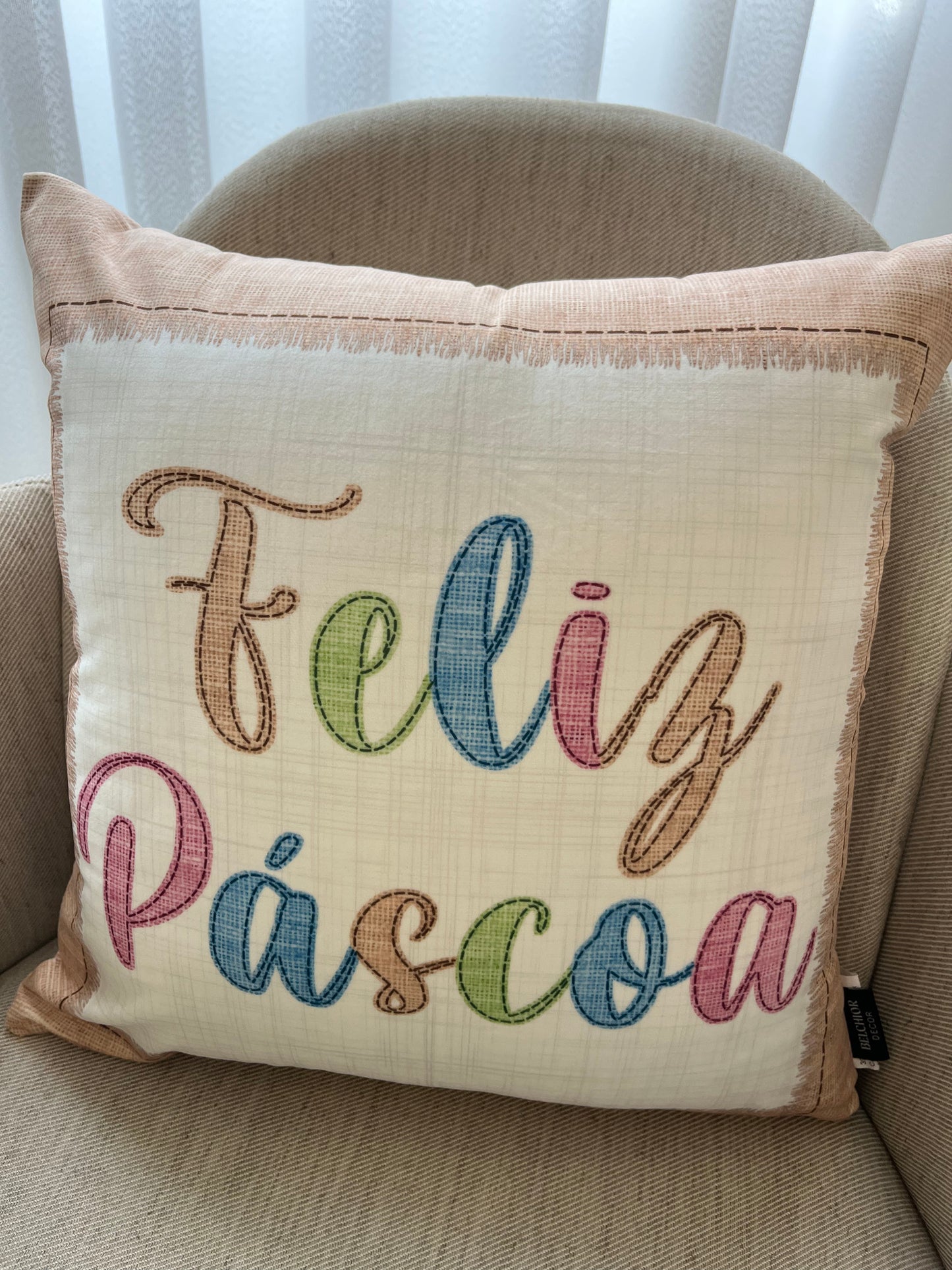 Capa Almofada de Veludo Feliz Páscoa Branca e Bege 43x43cm