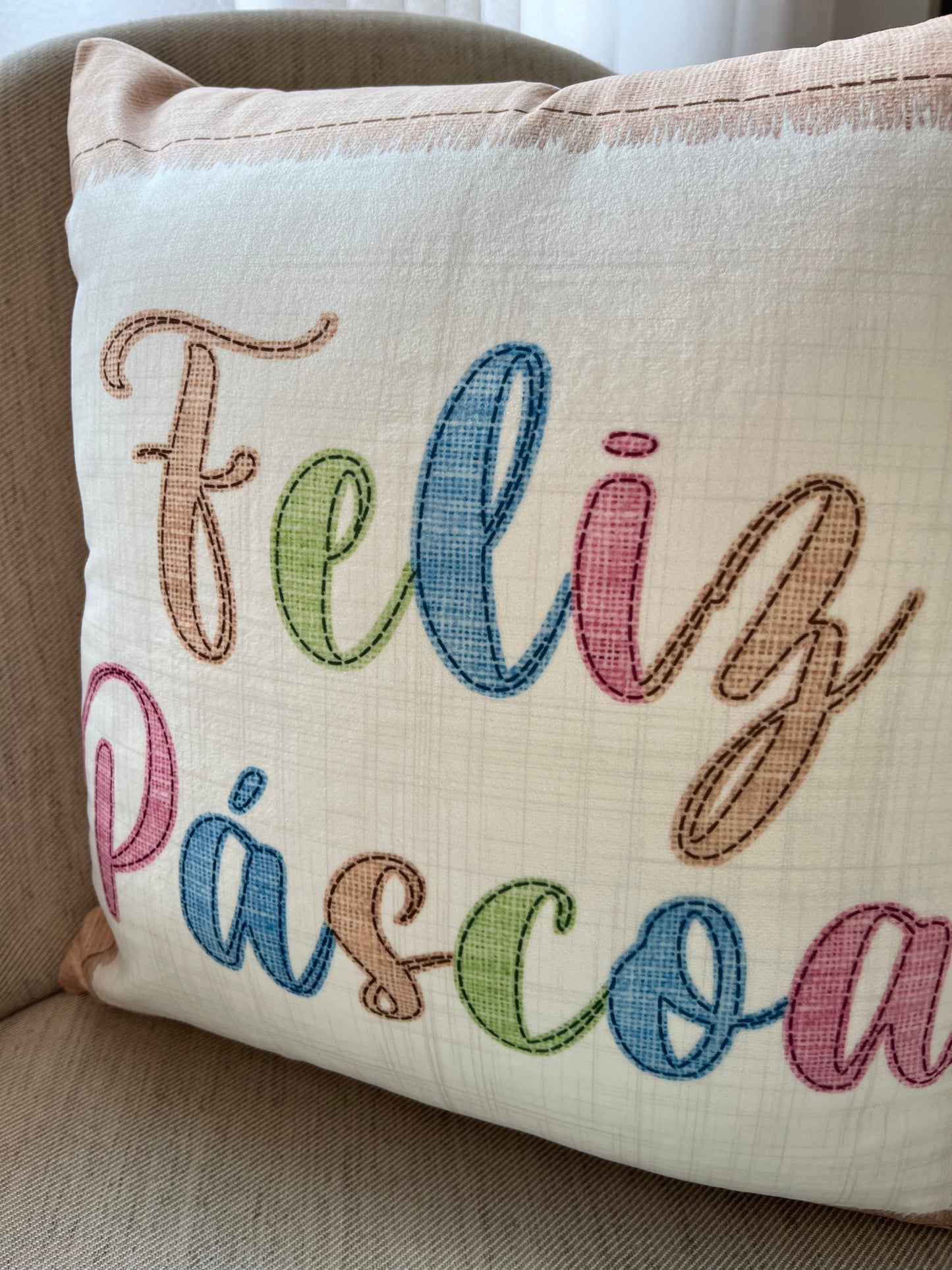 Capa Almofada de Veludo Feliz Páscoa Branca e Bege 43x43cm