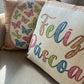 Capa Almofada de Veludo Feliz Páscoa Branca e Bege 43x43cm