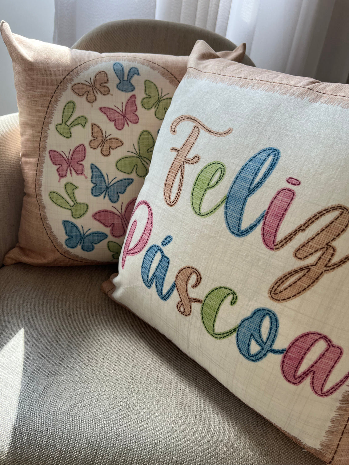 Capa Almofada de Veludo Feliz Páscoa Branca e Bege 43x43cm