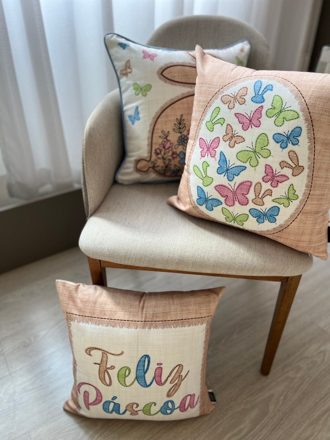 Capa Almofada de Veludo Feliz Páscoa Branca e Bege 43x43cm