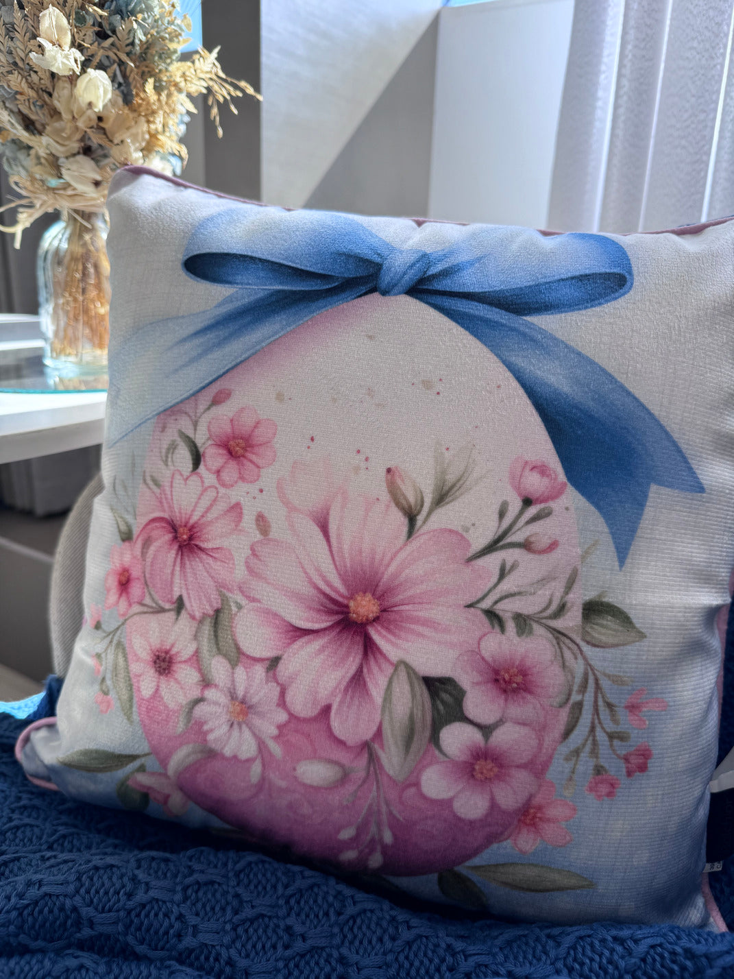 Capa Almofada Aveludada Ovo Páscoa Flor Poá Cordonê 43x43cm