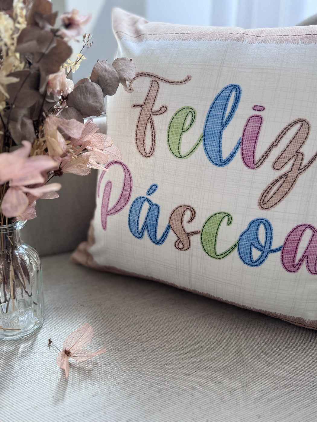 Capa Almofada de Veludo Feliz Páscoa Branca e Bege 43x43cm