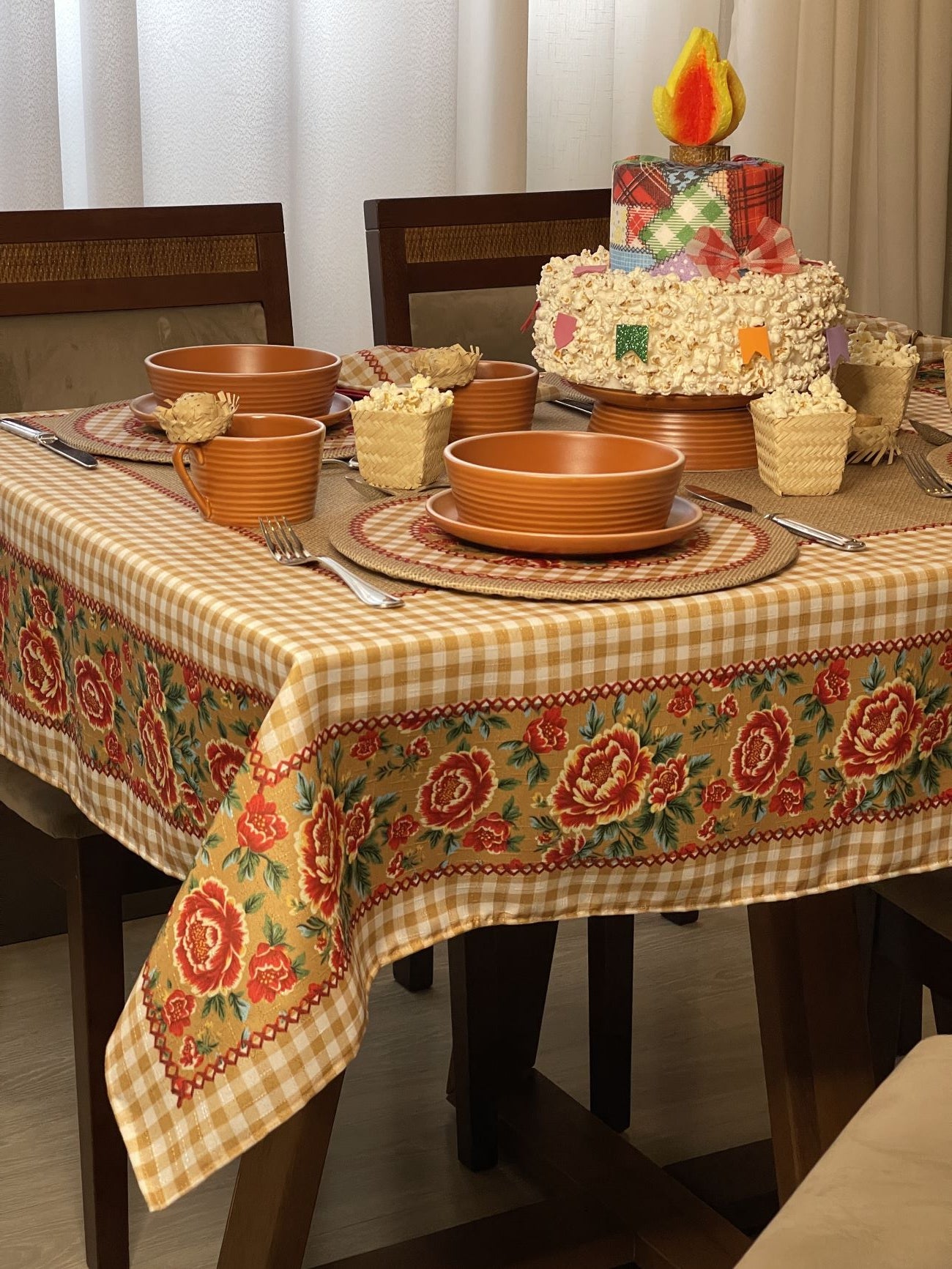 Toalha de Mesa Quadrada São João Xadrez c/ Rosas - 4 Lugares