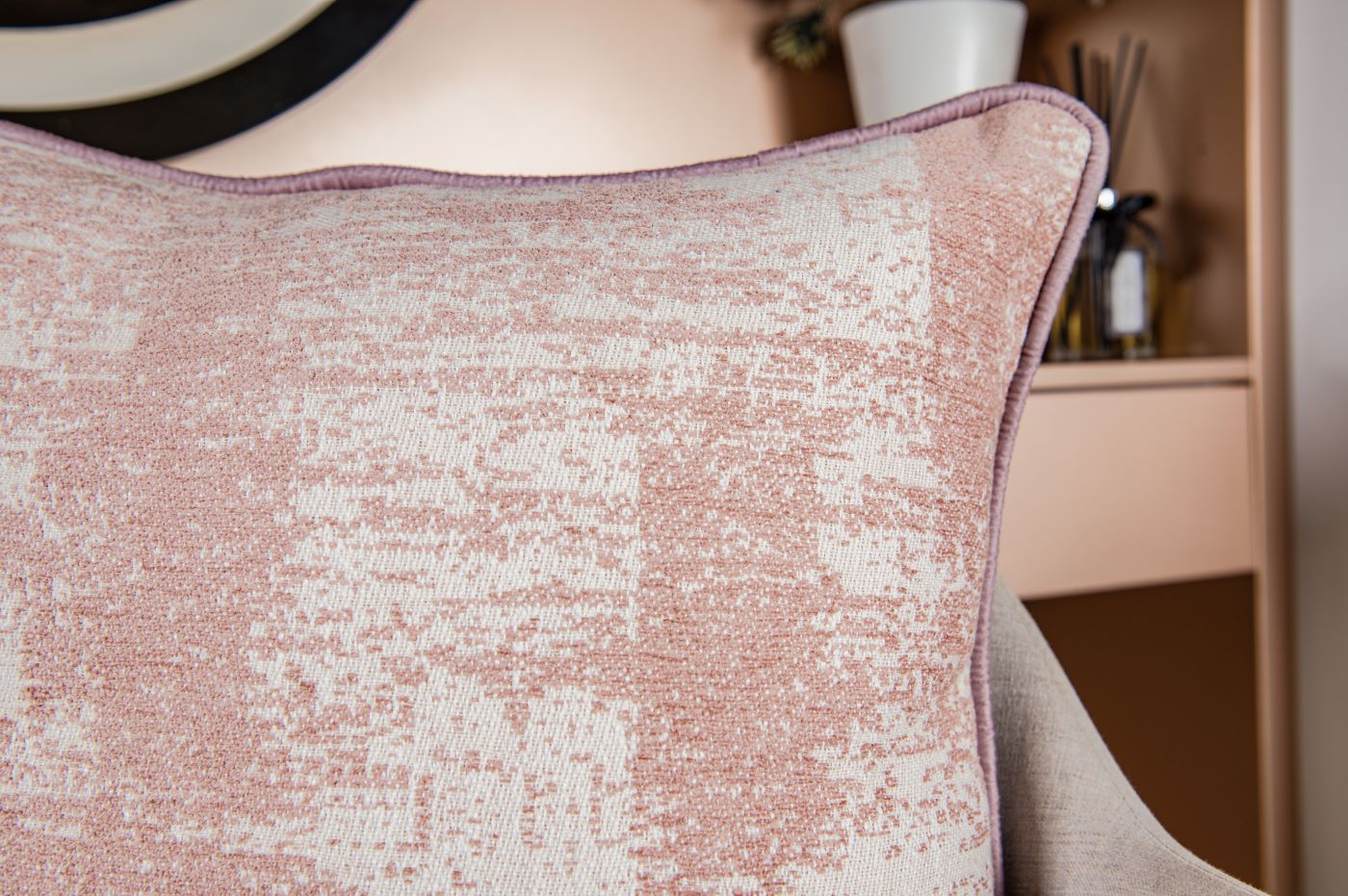 Capa Almofada Rosa e Branca Jacquard com Cordonê 50x50cm