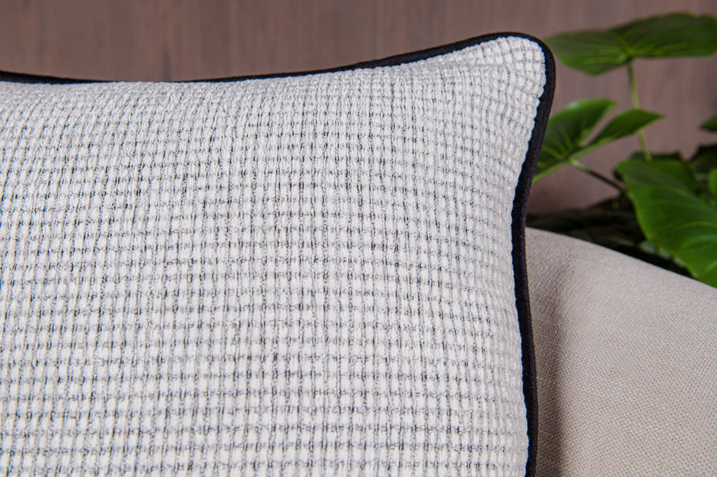 Capa Almofada Preta e Branca Jacquard com Cordonê 50x50cm