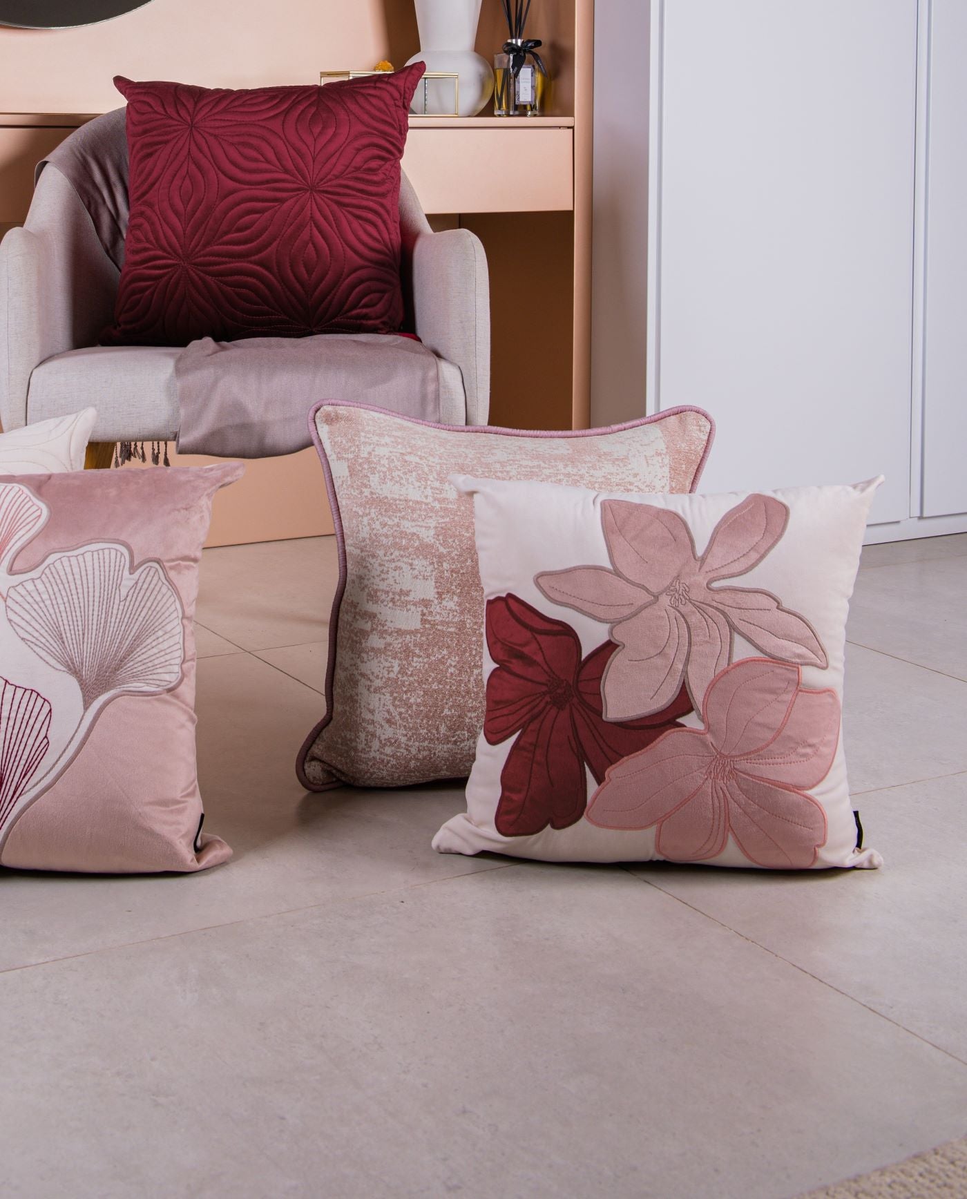 Capa Almofada Veludo Bordô e Rosê com Bordado 50x50cm