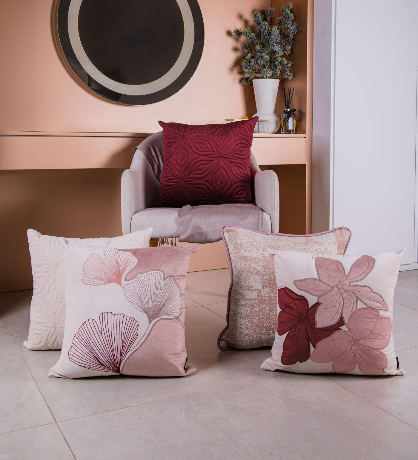 Capa Almofada Veludo Bordô e Rosê com Bordado 50x50cm