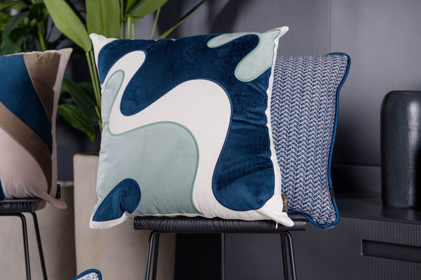 Capa Almofada Veludo Azul e Verde com Bordado 50x50cm