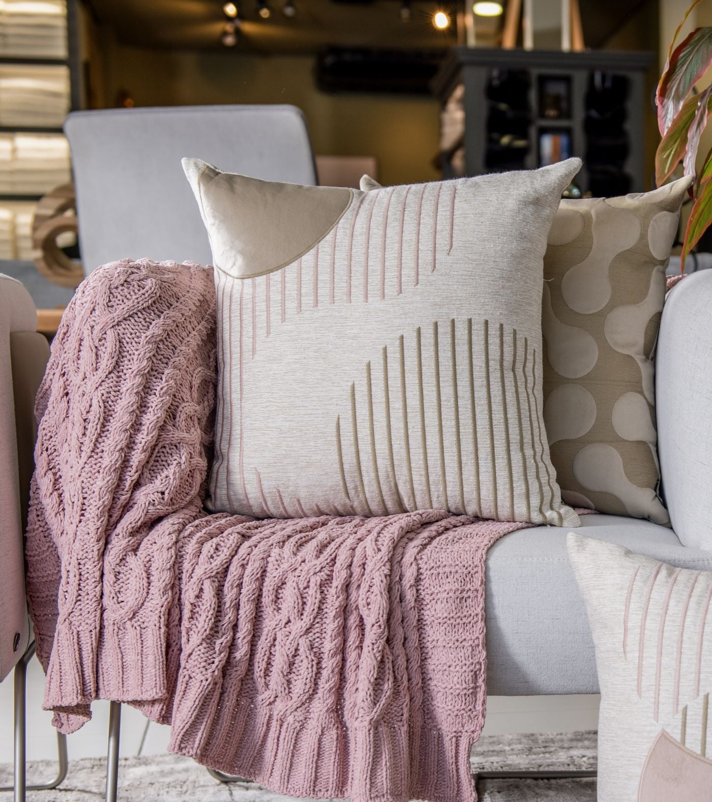 Capa Almofada cor Linho e Aveludada Rosa com Bordado 50x50cm