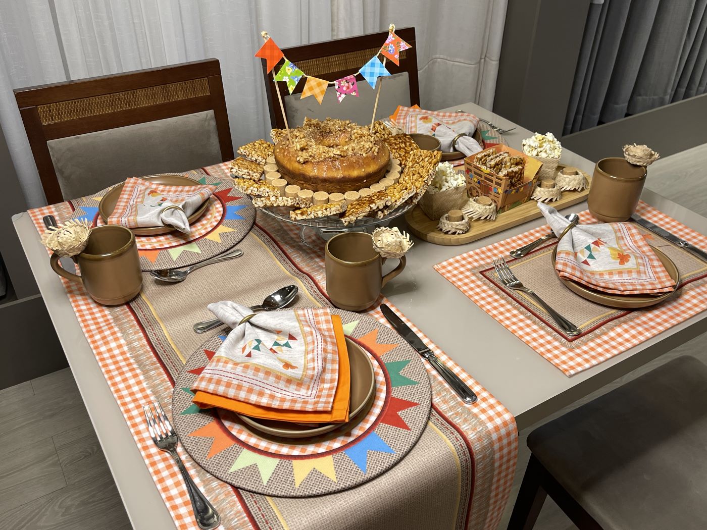 Kit 1 Caminho de Mesa + 2 Capas de Sousplat + 2 Guardanapos - São João Xadrez