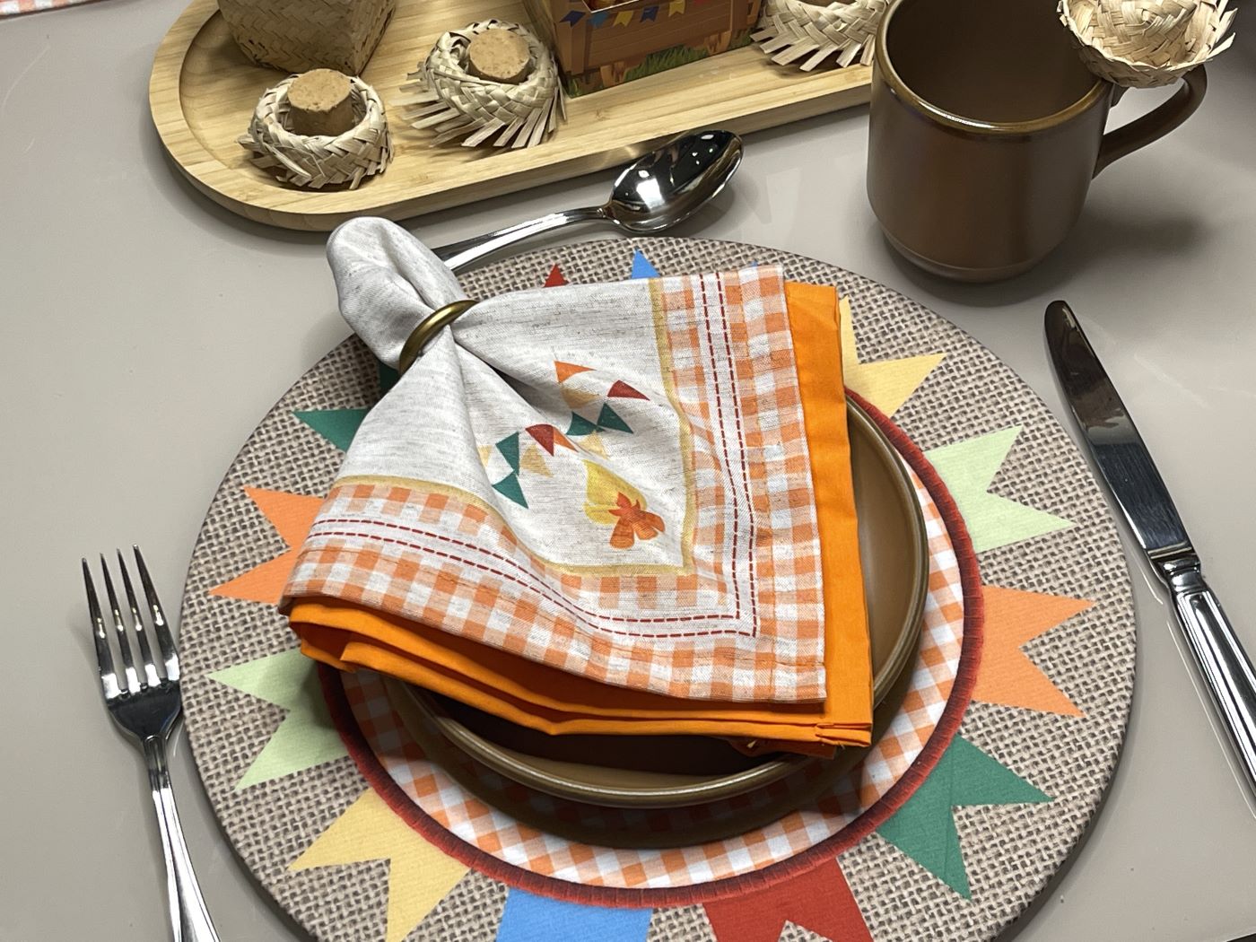 Kit 2 Capas de Sousplat + 2 Guardanapos de Linho - São João Xadrez